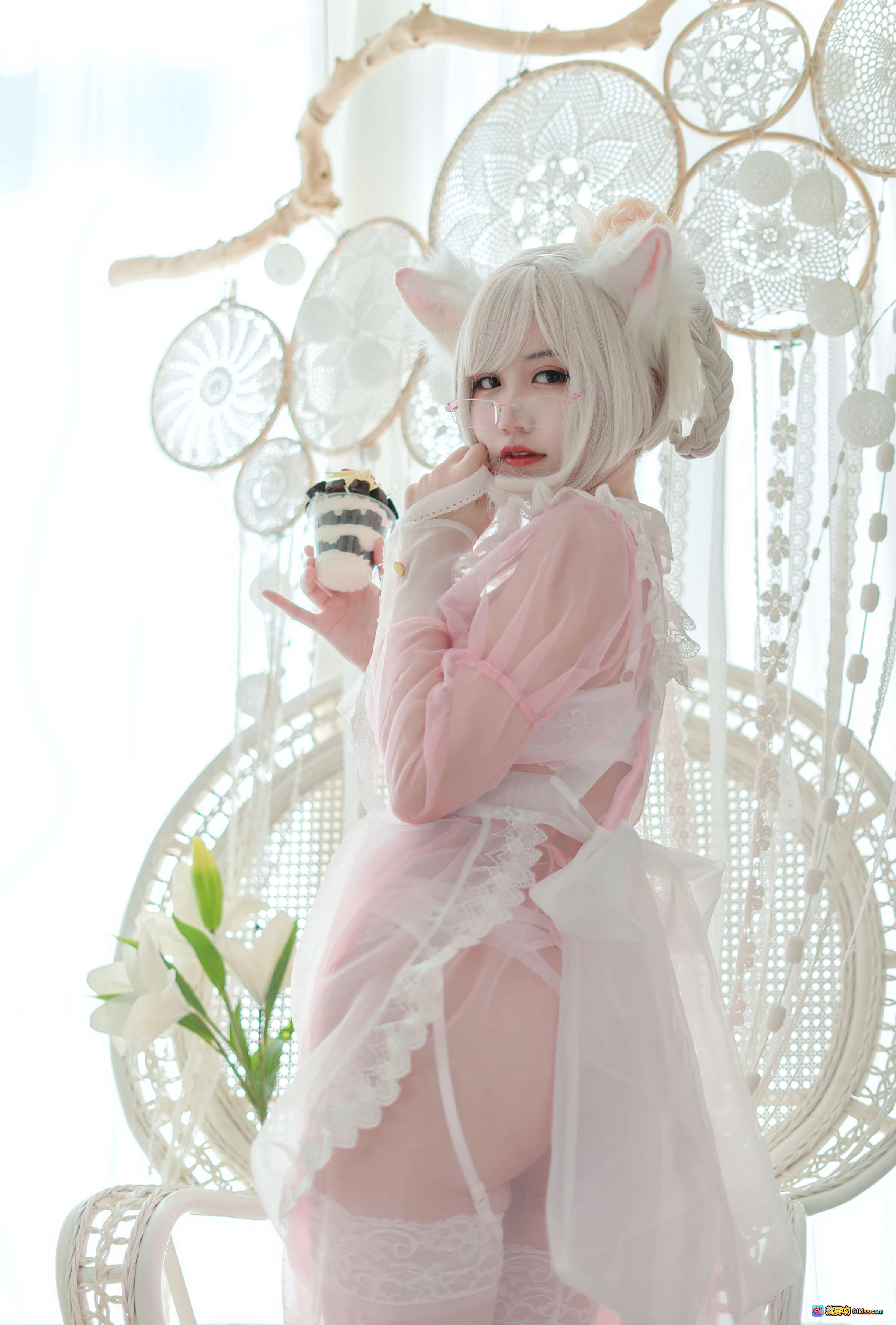 图片[8] - 小仓千代cos透明女仆粉色裙装 白发猫耳手持百合花 甜美梦幻写真集 - 就要吻