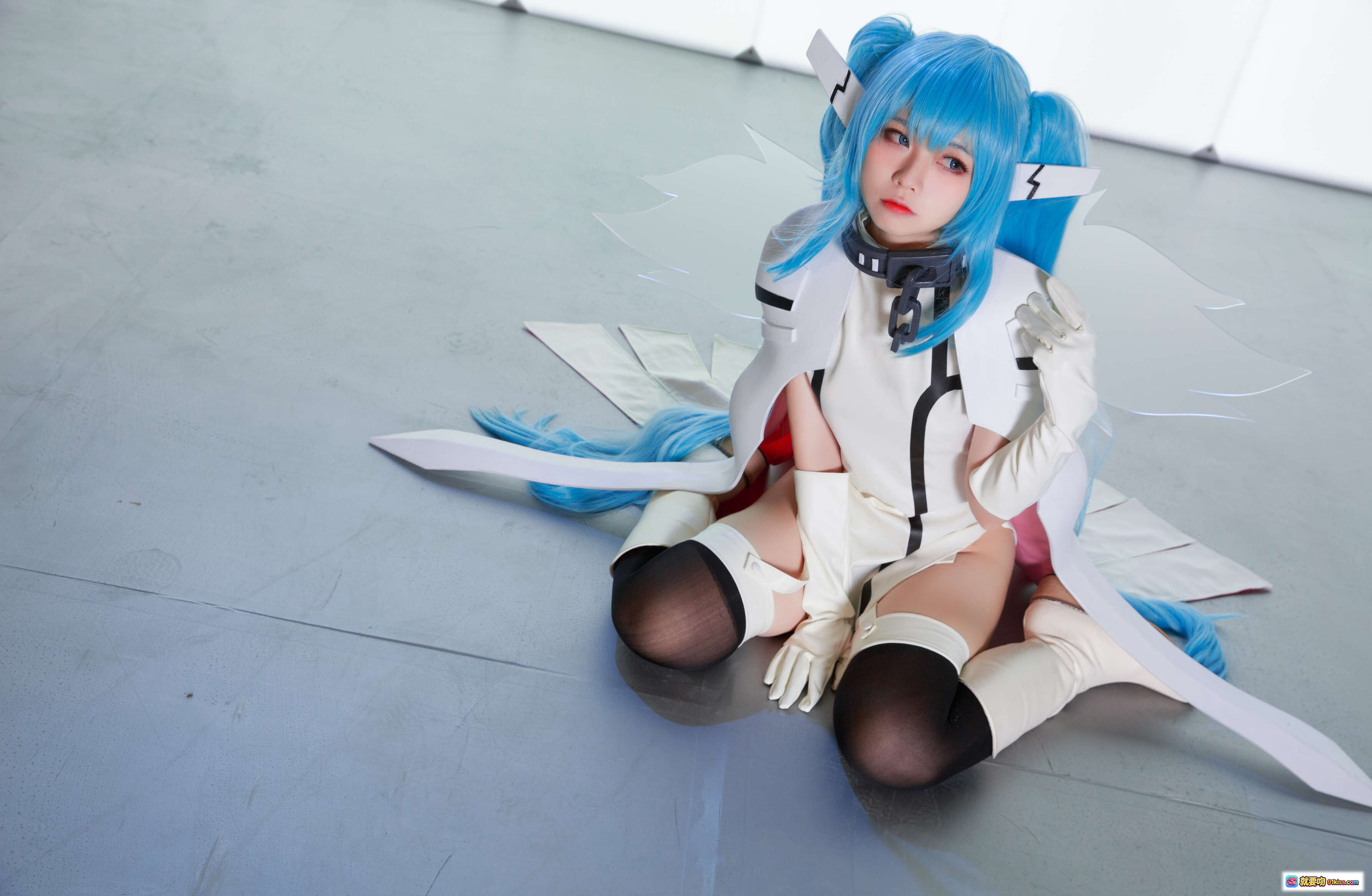 图片[3] - G44不会受伤NO.033妮姆芙cosplay蓝发双马尾白裙黑丝长靴坐姿写真16P高清图集 - 就要吻