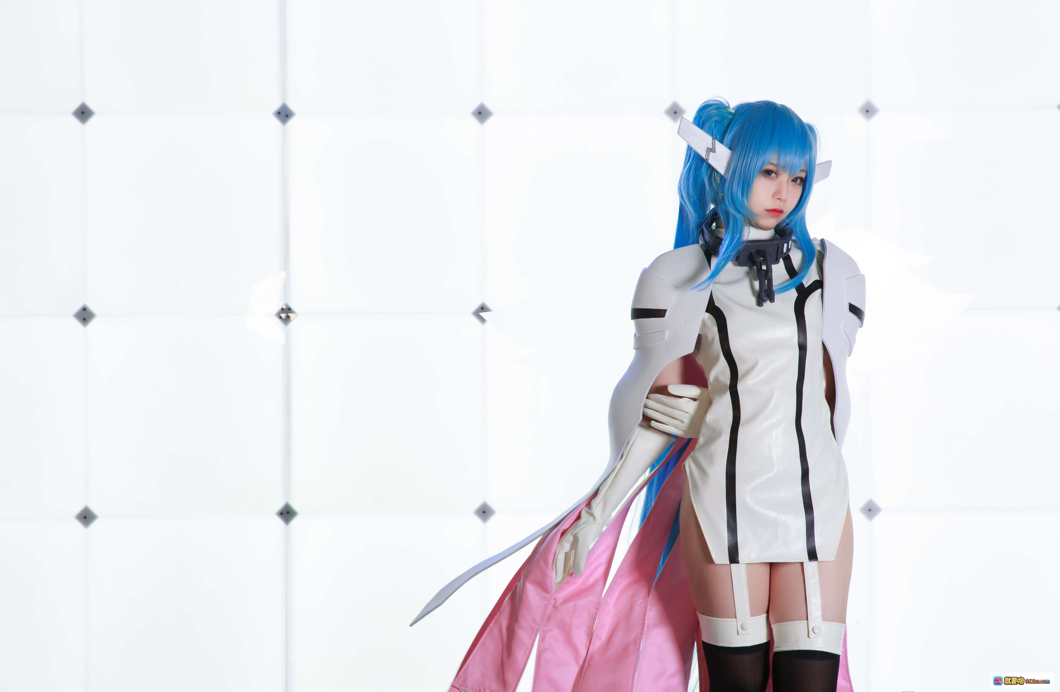 图片[7] - G44不会受伤NO.033妮姆芙cosplay蓝发双马尾白裙黑丝长靴坐姿写真16P高清图集 - 就要吻
