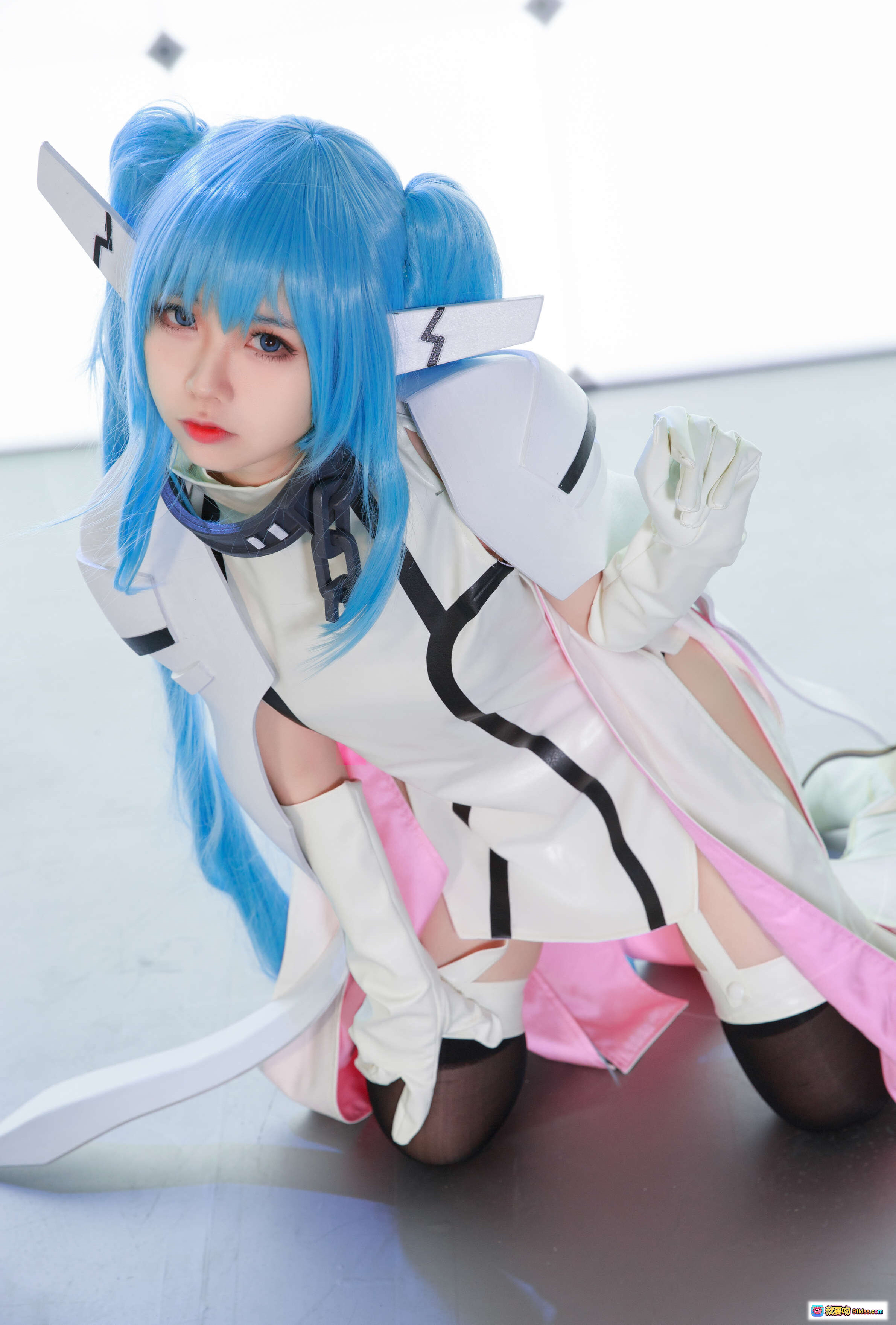 图片[8] - G44不会受伤NO.033妮姆芙cosplay蓝发双马尾白裙黑丝长靴坐姿写真16P高清图集 - 就要吻