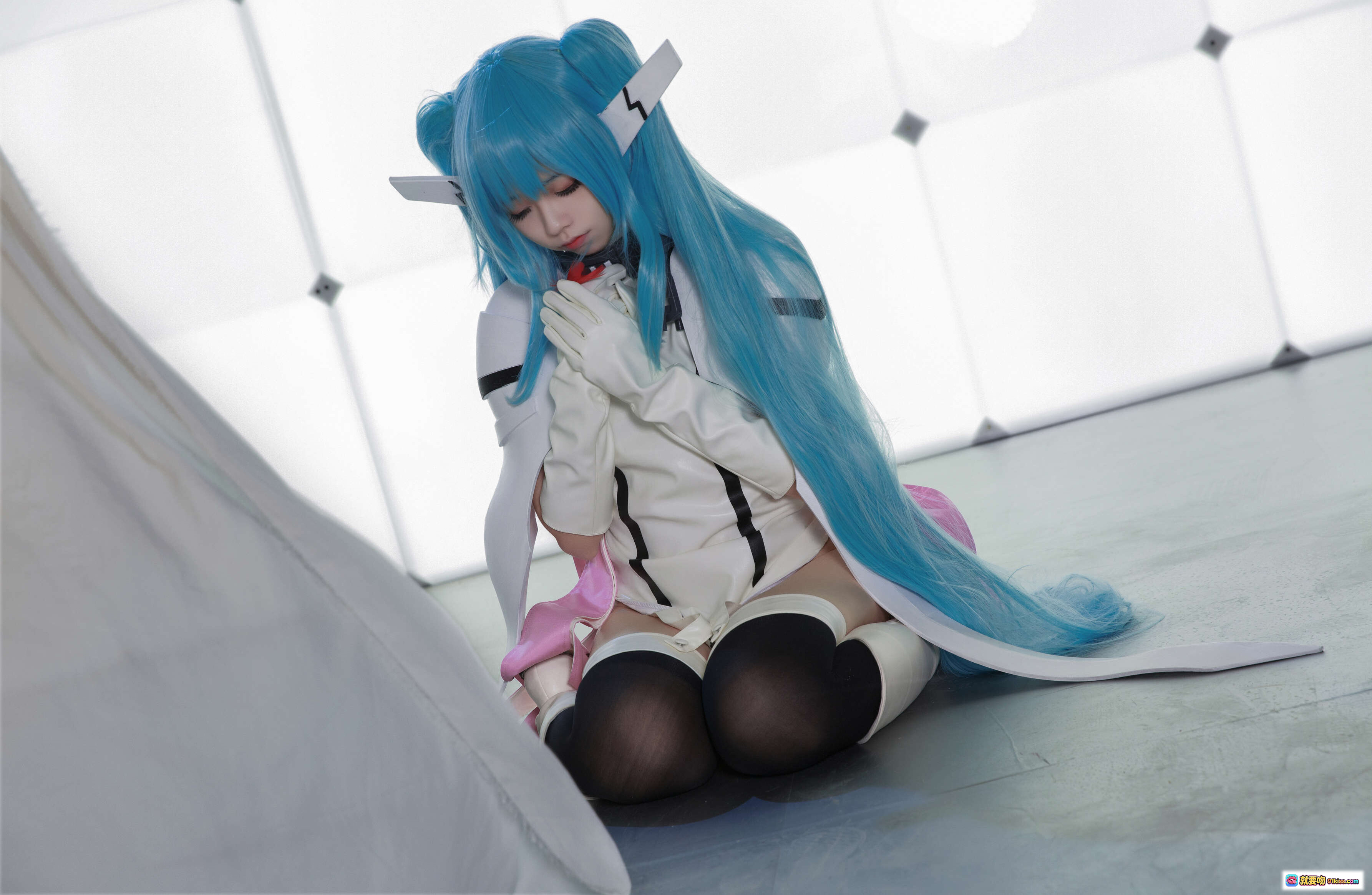 图片[6] - G44不会受伤NO.033妮姆芙cosplay蓝发双马尾白裙黑丝长靴坐姿写真16P高清图集 - 就要吻