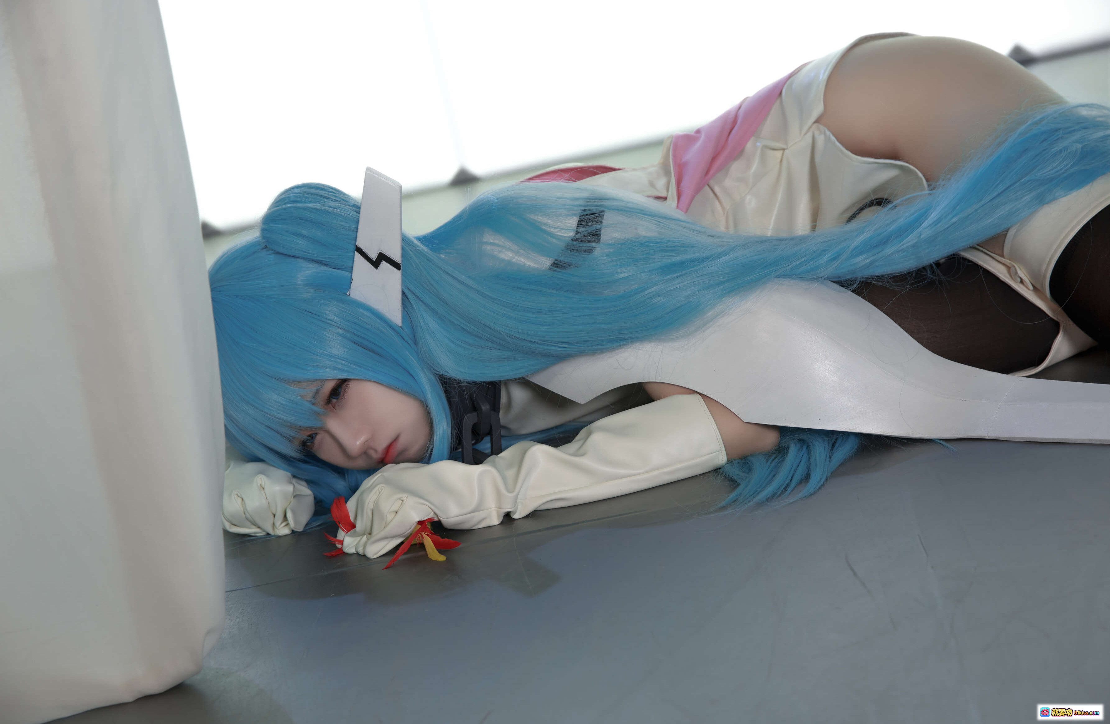 图片[2] - G44不会受伤NO.033妮姆芙cosplay蓝发双马尾白裙黑丝长靴坐姿写真16P高清图集 - 就要吻