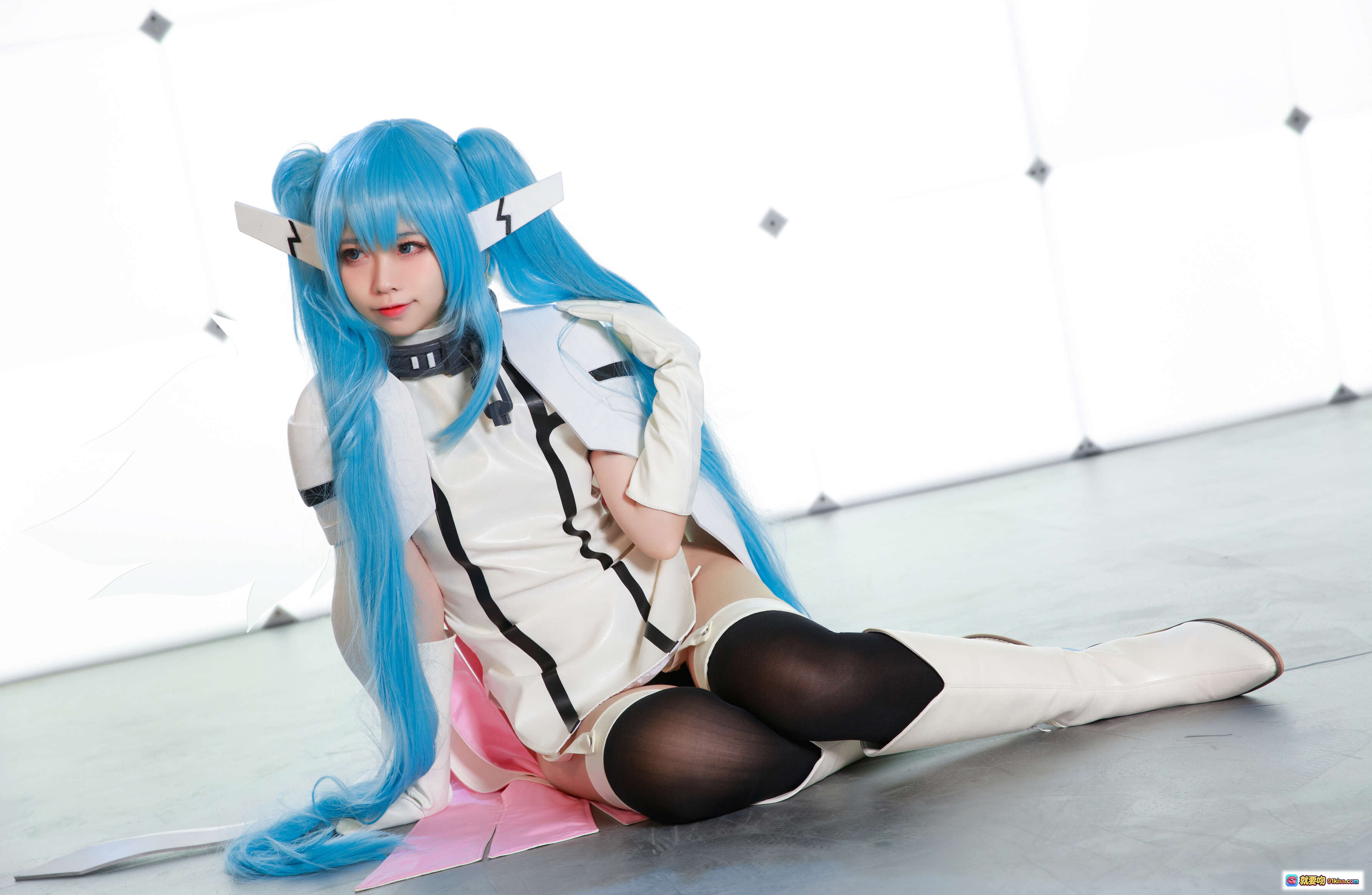 图片[1] - G44不会受伤NO.033妮姆芙cosplay蓝发双马尾白裙黑丝长靴坐姿写真16P高清图集 - 就要吻