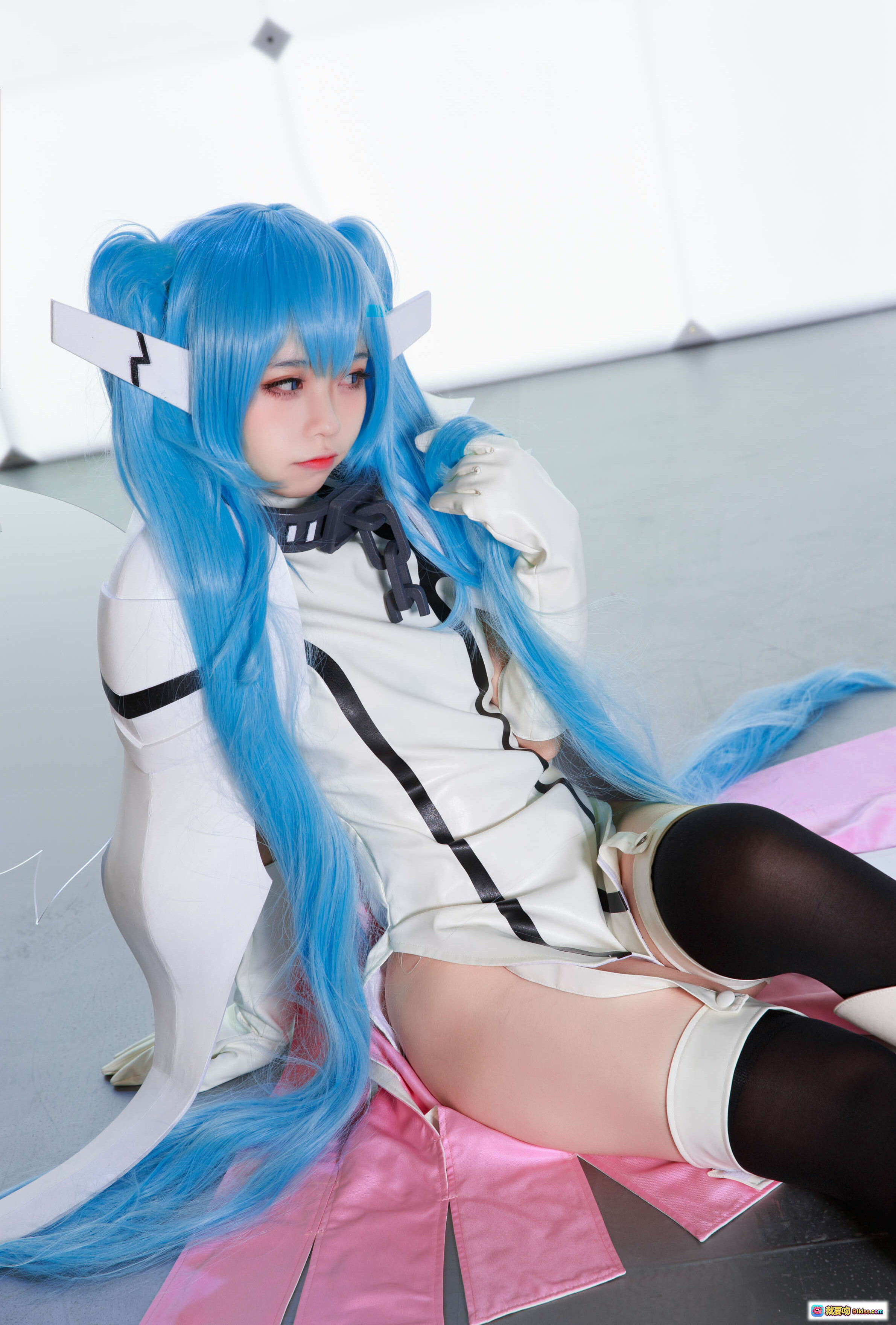 图片[10] - G44不会受伤NO.033妮姆芙cosplay蓝发双马尾白裙黑丝长靴坐姿写真16P高清图集 - 就要吻