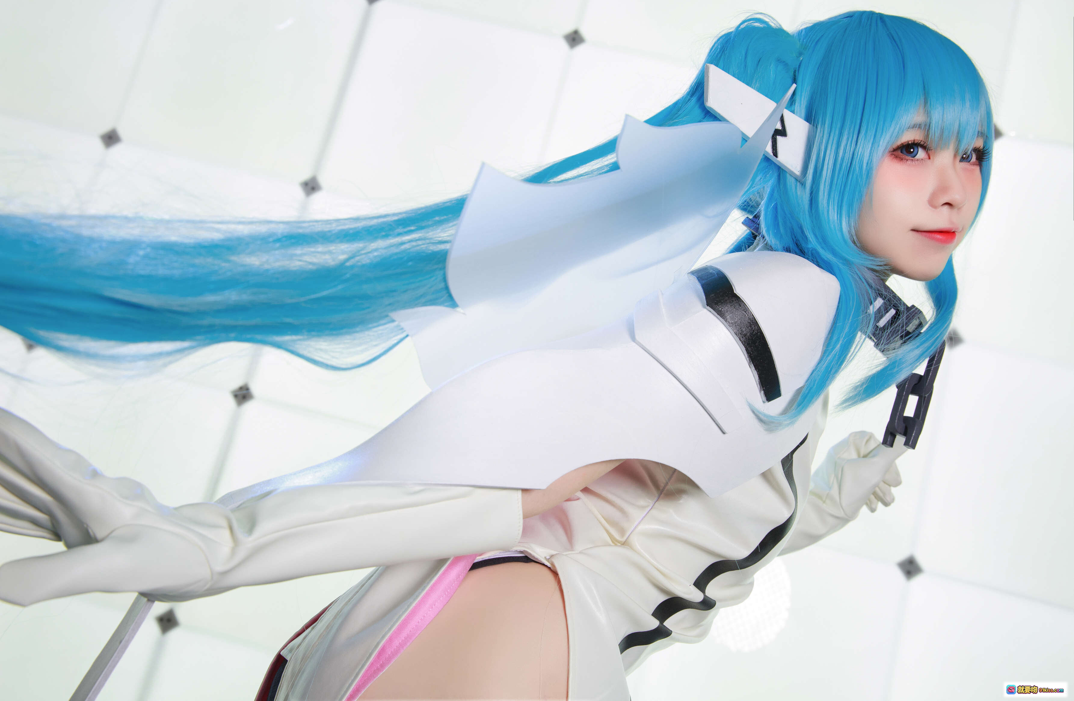 图片[9] - G44不会受伤NO.033妮姆芙cosplay蓝发双马尾白裙黑丝长靴坐姿写真16P高清图集 - 就要吻