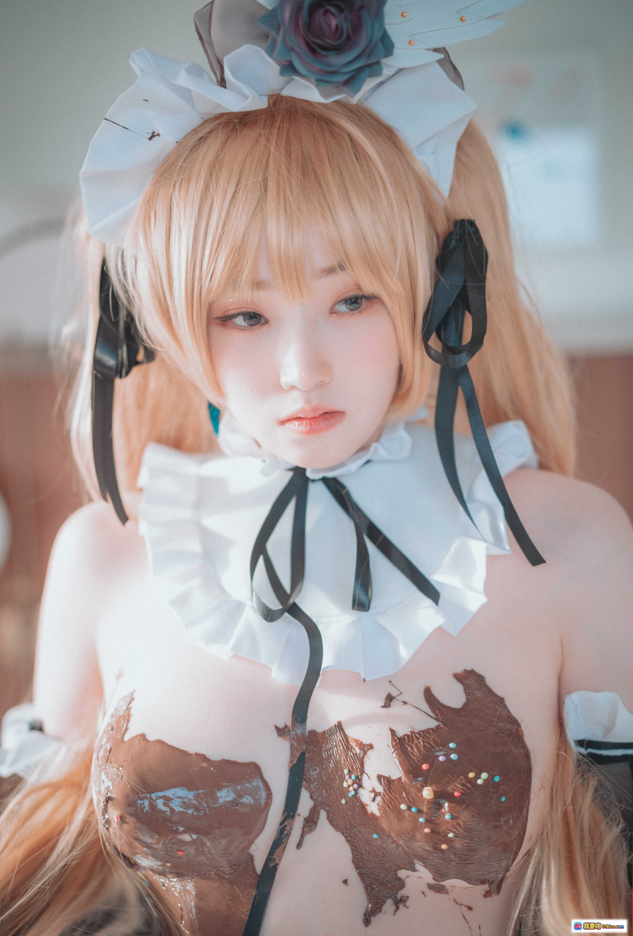 图片[7] - Bambi DJAWA Heart to Heart Nephthys版 Cosplay写真｜女仆装巧克力污渍诱惑｜金发双马尾蕾丝黑丝美腿床上私房照 - 就要吻