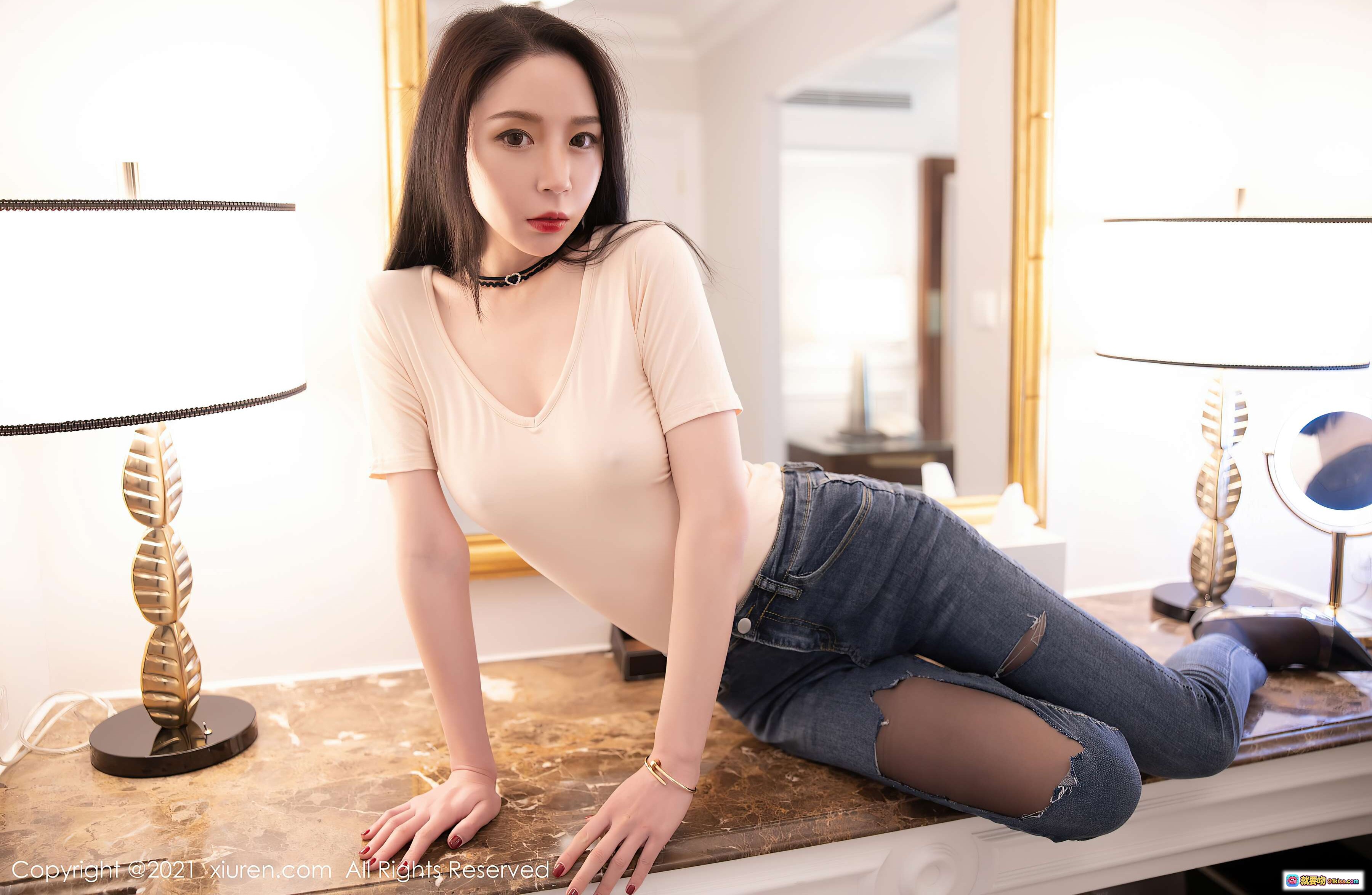 图片[6] - 梦心月性感写真：破洞牛仔裤+高跟黑丝+米色短袖+镜前美腿姿势｜XIUREN秀人网2021.03.18 VOL.3218 - 就要吻