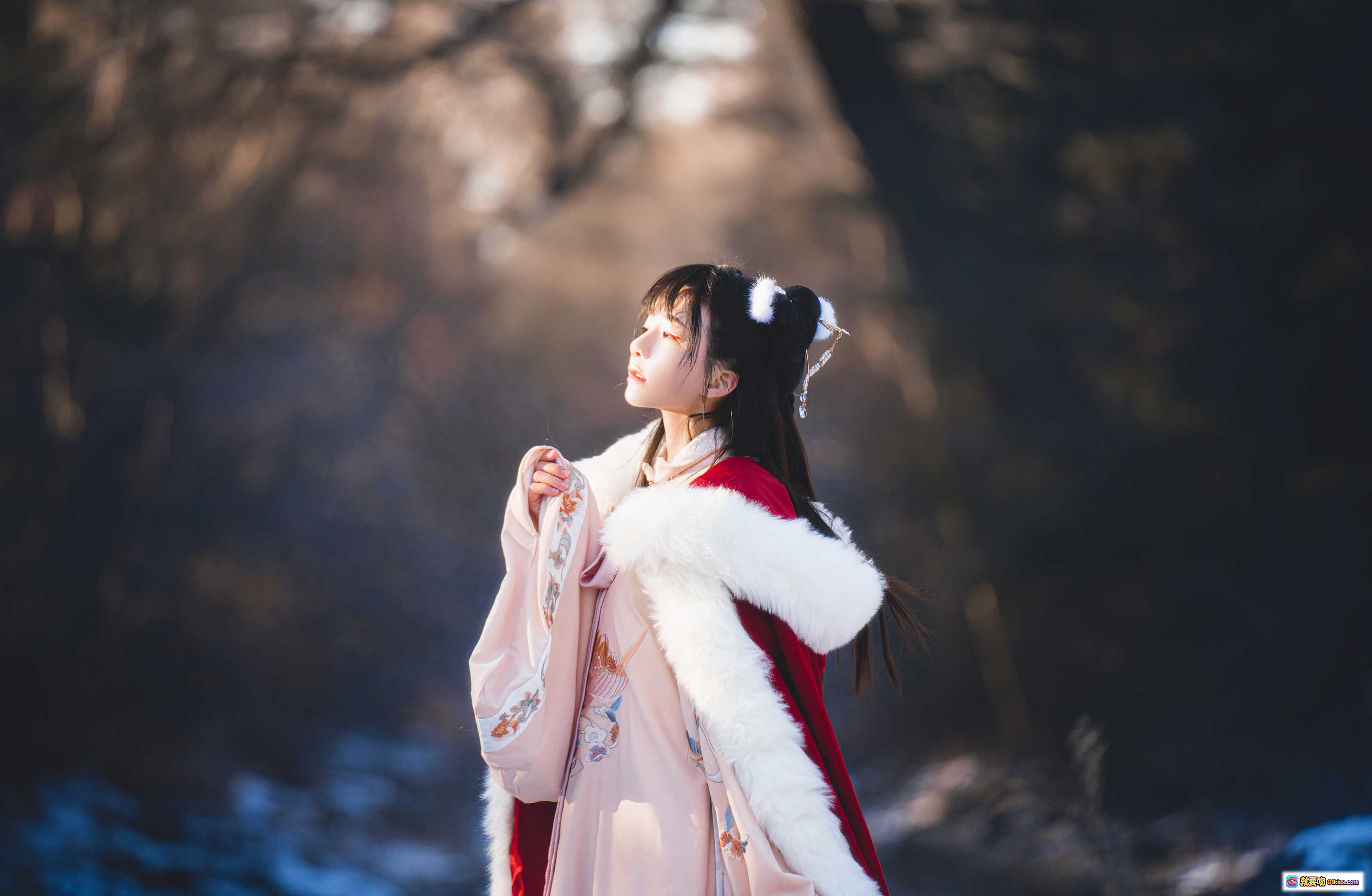 图片[2] - 桜桃喵094熹微古风汉服雪景写真 红粉刺绣毛领飘逸仙气少女摄影图集 - 就要吻