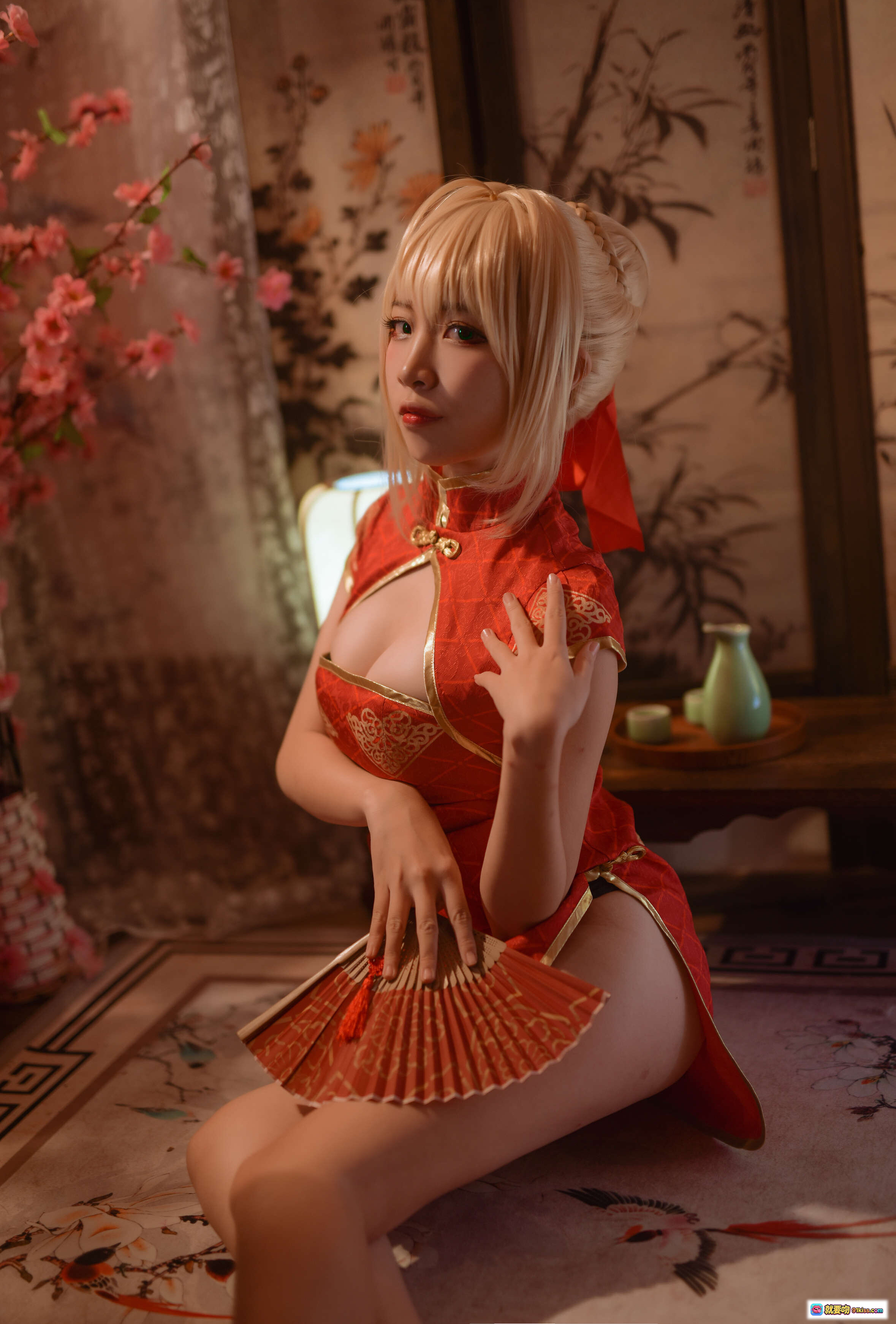 图片[4] - 二佐Nisa NO.024 Fate尼禄旗袍写真｜红金刺绣旗袍+樱花日式背景+和风灯笼+高跟美腿Cosplay摄影集 - 就要吻
