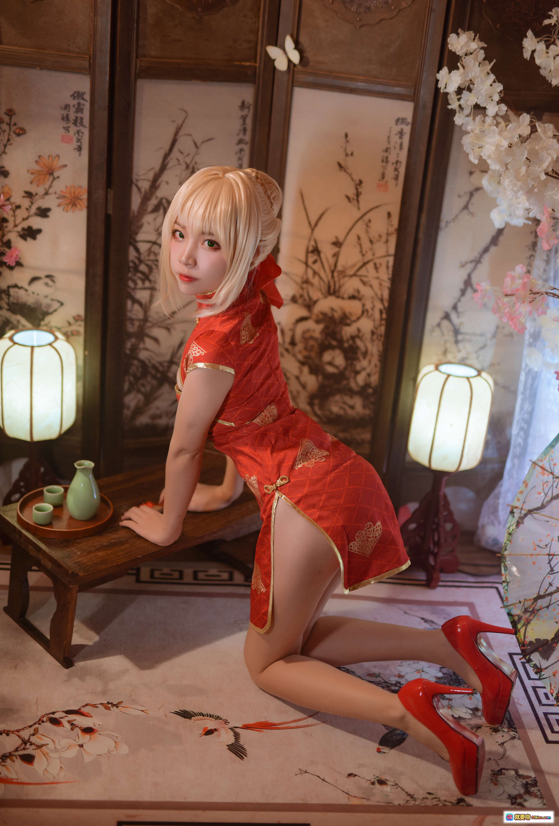 图片[8] - 二佐Nisa NO.024 Fate尼禄旗袍写真｜红金刺绣旗袍+樱花日式背景+和风灯笼+高跟美腿Cosplay摄影集 - 就要吻