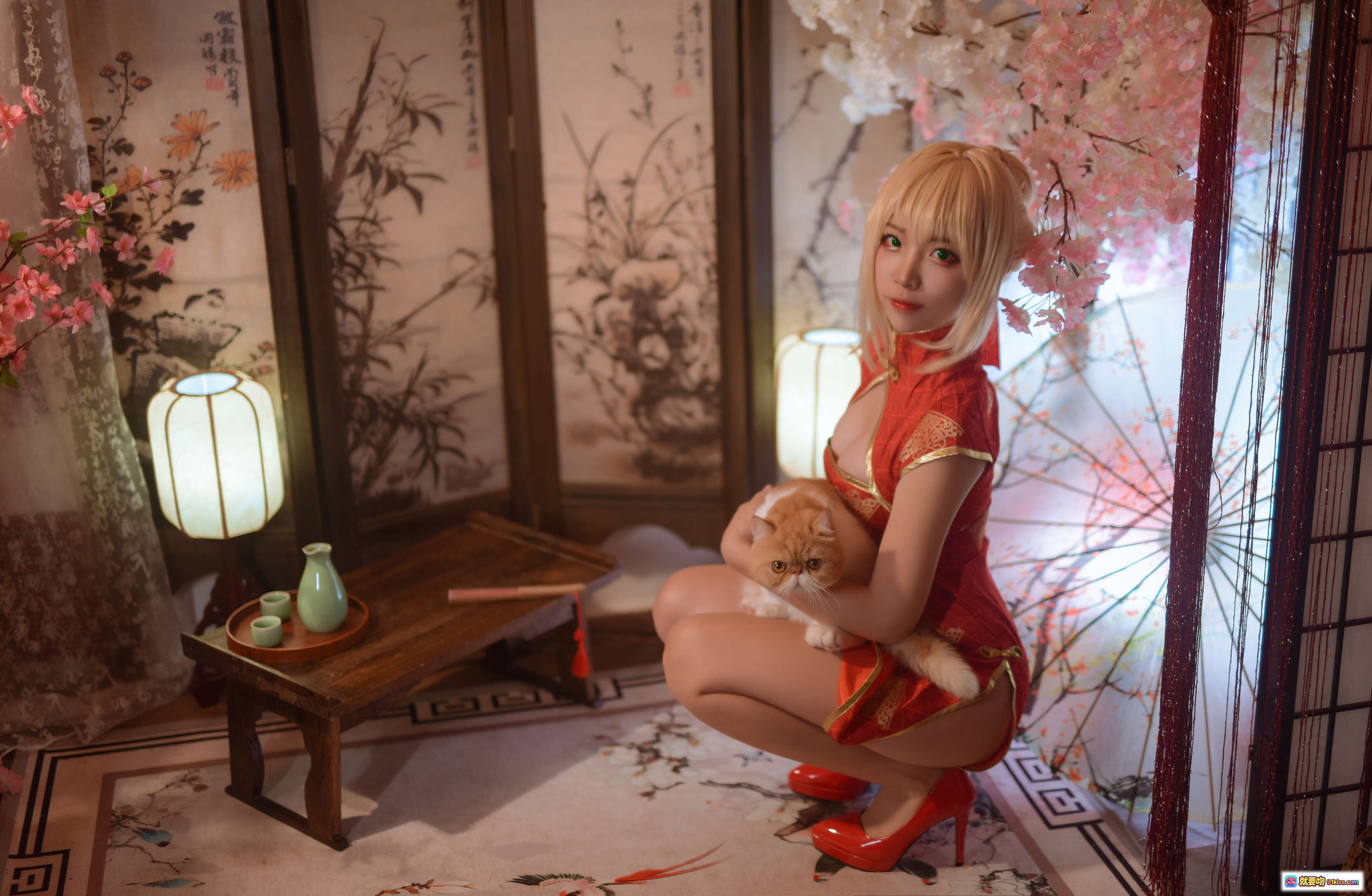 图片[2] - 二佐Nisa NO.024 Fate尼禄旗袍写真｜红金刺绣旗袍+樱花日式背景+和风灯笼+高跟美腿Cosplay摄影集 - 就要吻