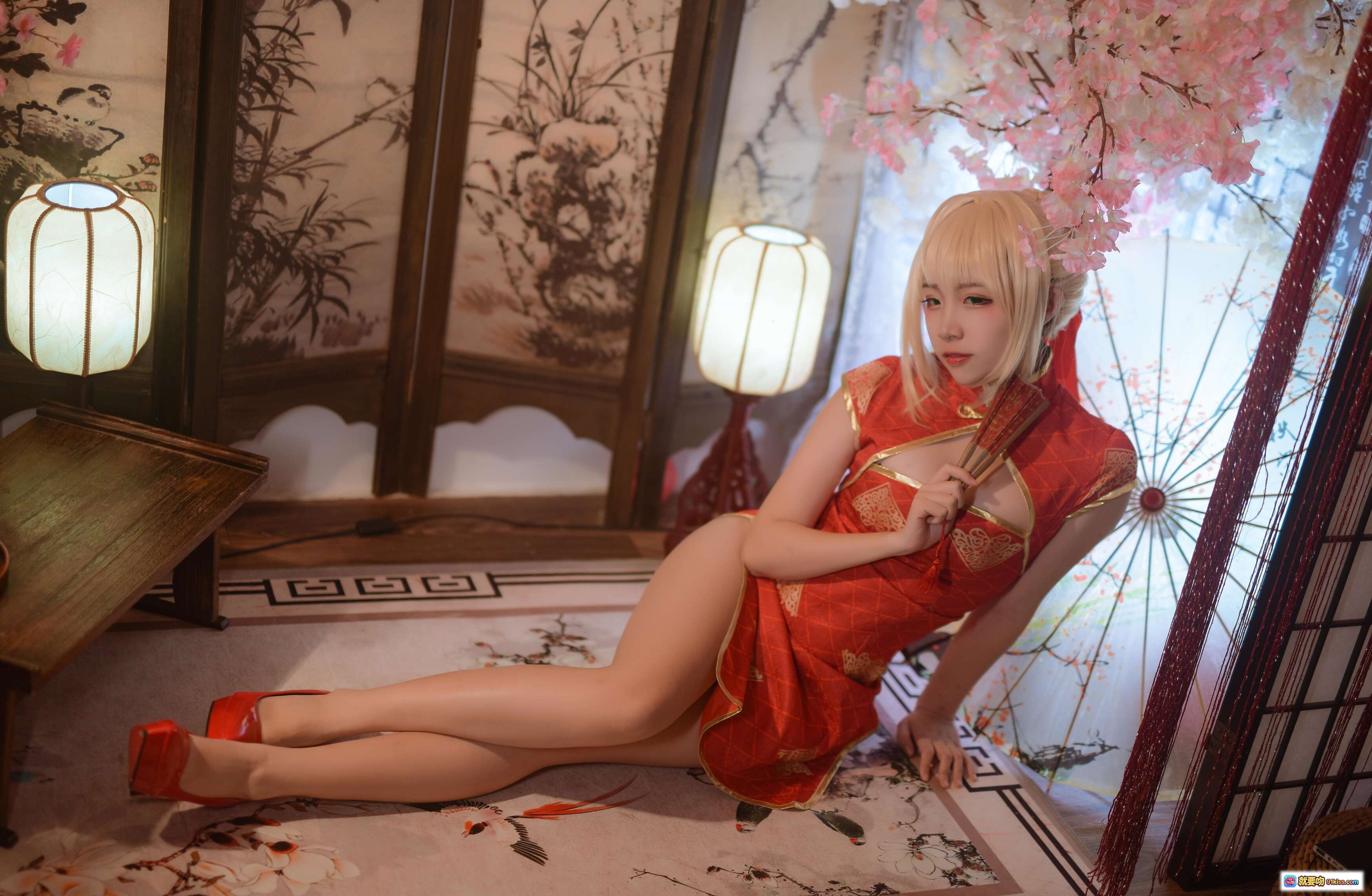 二佐Nisa NO.024 Fate尼禄旗袍写真｜红金刺绣旗袍+樱花日式背景+和风灯笼+高跟美腿Cosplay摄影集 - 就要吻