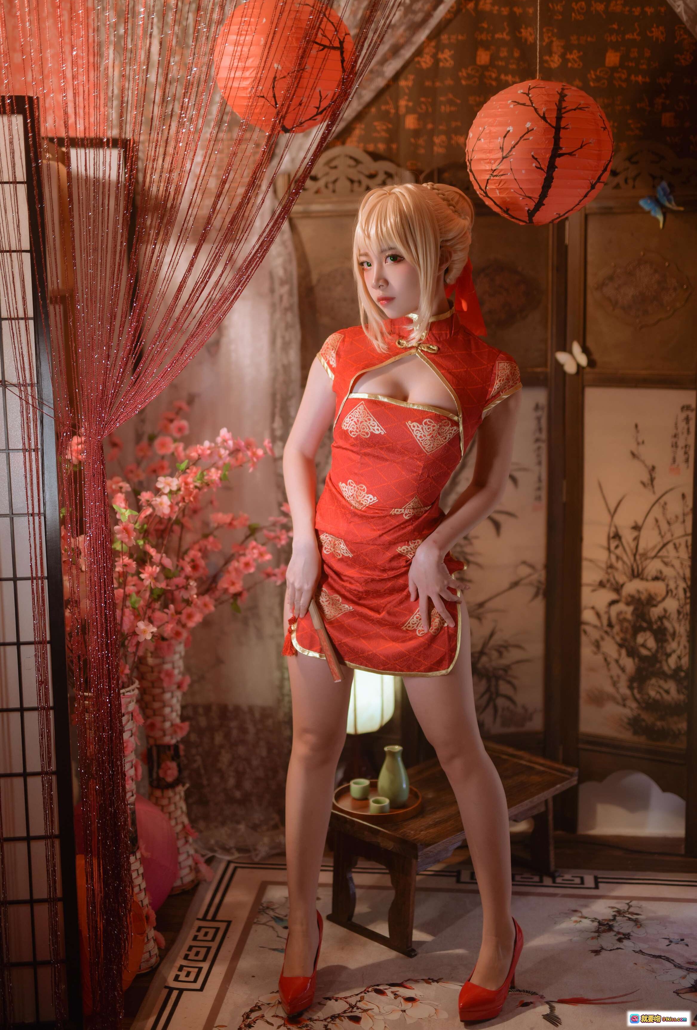 图片[5] - 二佐Nisa NO.024 Fate尼禄旗袍写真｜红金刺绣旗袍+樱花日式背景+和风灯笼+高跟美腿Cosplay摄影集 - 就要吻