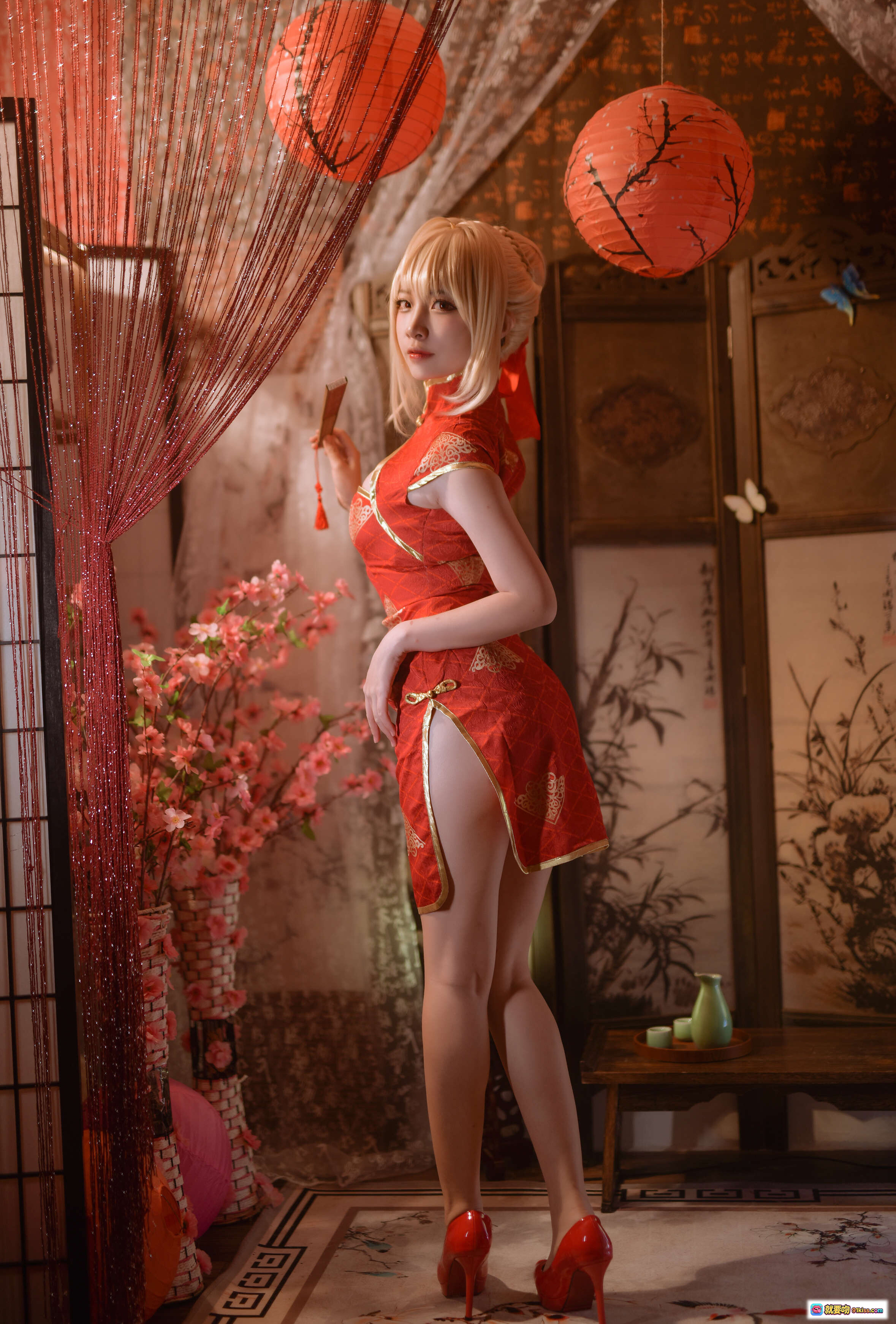 图片[7] - 二佐Nisa NO.024 Fate尼禄旗袍写真｜红金刺绣旗袍+樱花日式背景+和风灯笼+高跟美腿Cosplay摄影集 - 就要吻