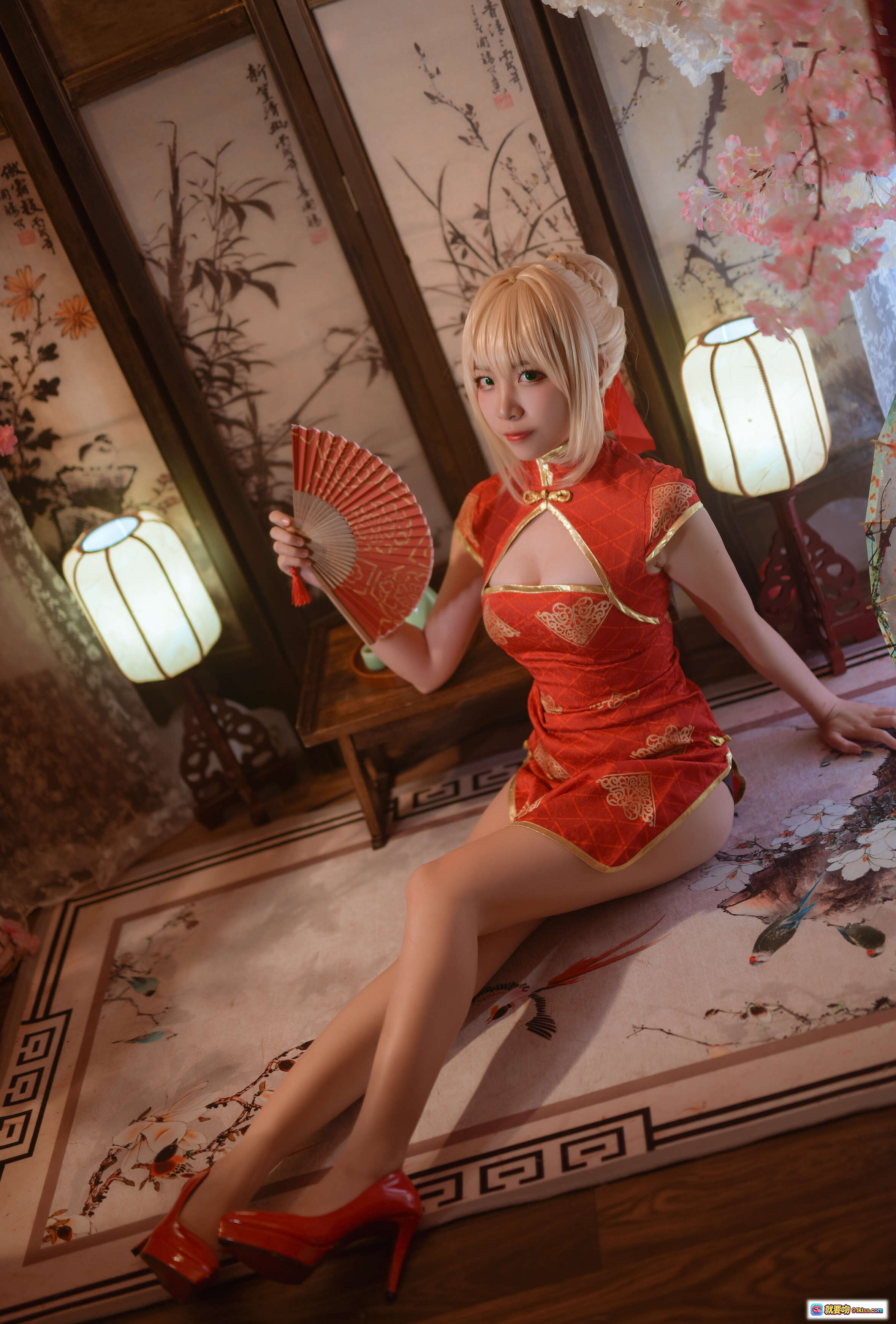 图片[6] - 二佐Nisa NO.024 Fate尼禄旗袍写真｜红金刺绣旗袍+樱花日式背景+和风灯笼+高跟美腿Cosplay摄影集 - 就要吻
