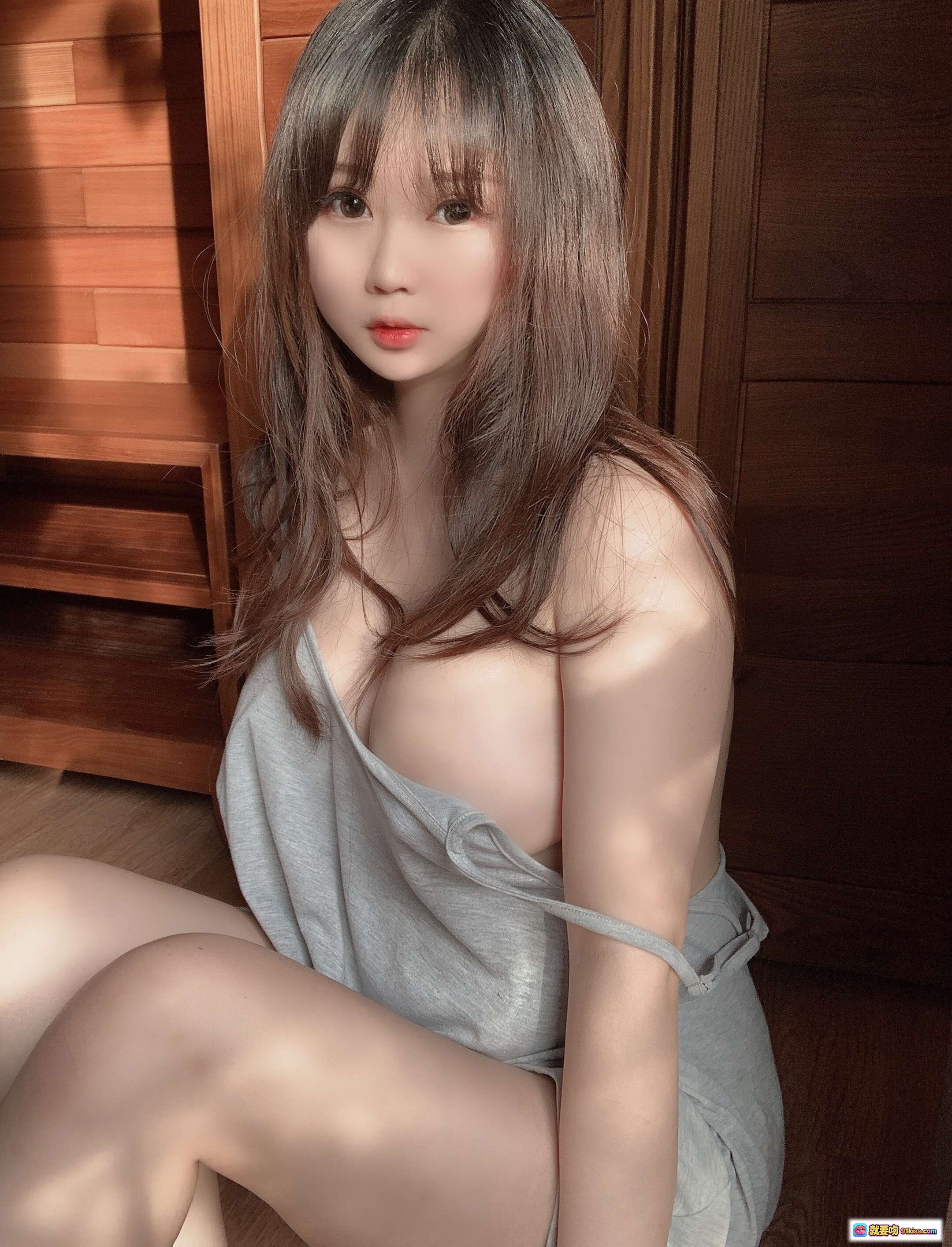 依酱吖 NO.029 光 | 灰色吊带裙性感写真 34P高清美图 木质背景温柔氛围少女风 - 就要吻