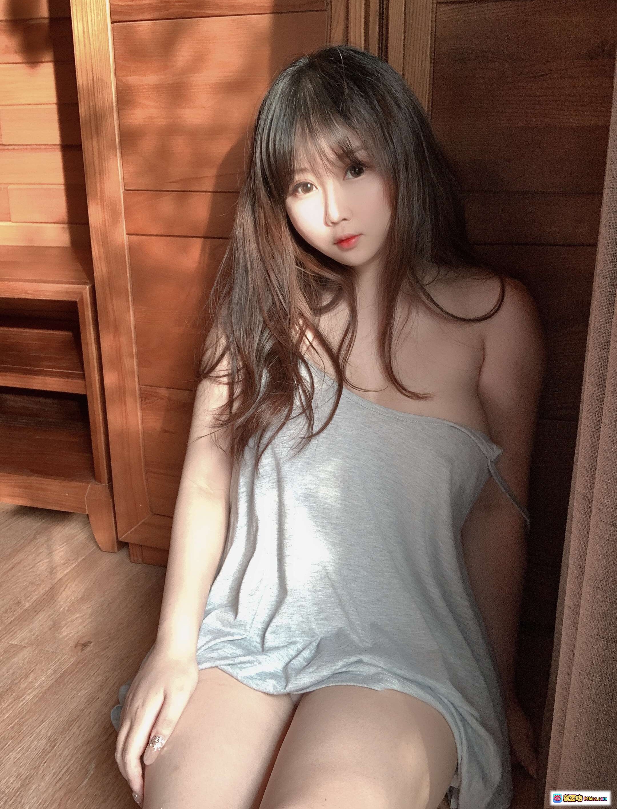 图片[3] - 依酱吖 NO.029 光 | 灰色吊带裙性感写真 34P高清美图 木质背景温柔氛围少女风 - 就要吻