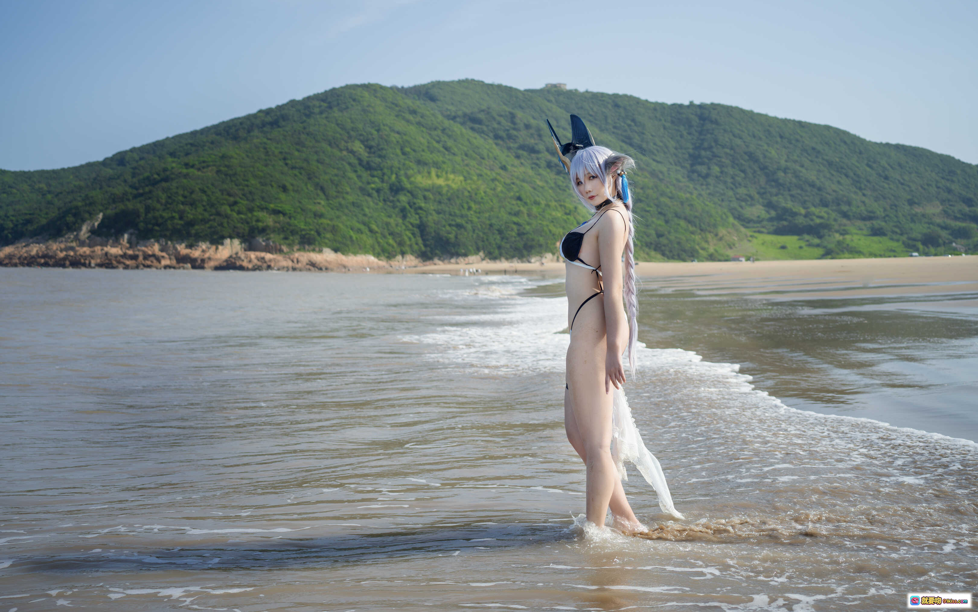图片[1] - 麻花酱NO.010土佐海滩写真｜银发猫耳比基尼Cosplay｜山海背景清新自然风｜30P高清图集 - 就要吻
