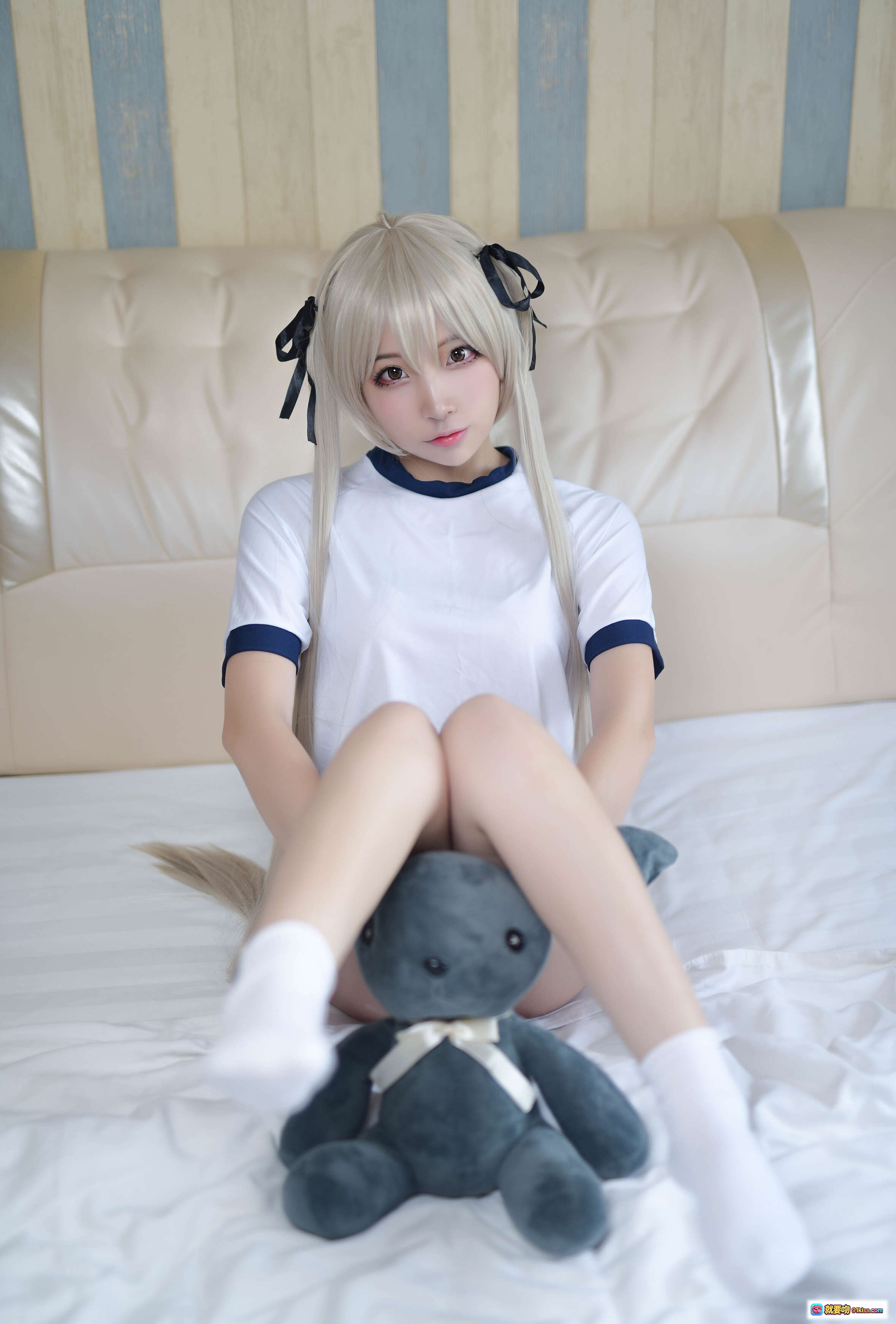 图片[9] - 二佐Nisa NO.053 穹妹运动服Cosplay 白蓝短袖长发双马尾 跪床伸展姿势 清纯少女风 室内写真 29P高清图集 - 就要吻