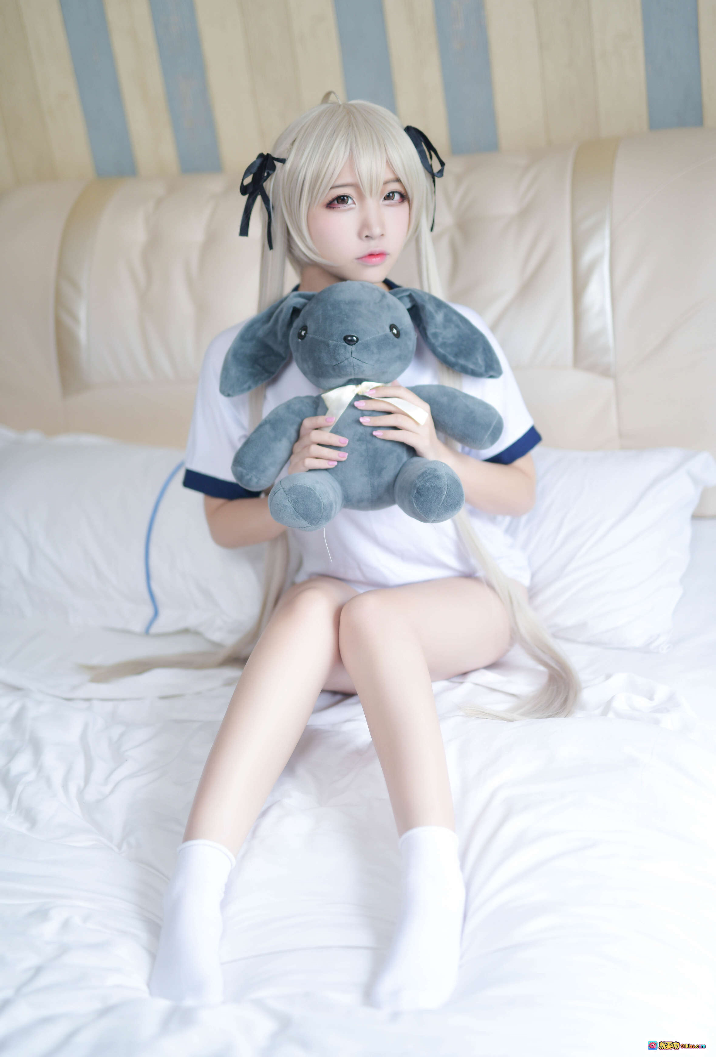 图片[8] - 二佐Nisa NO.053 穹妹运动服Cosplay 白蓝短袖长发双马尾 跪床伸展姿势 清纯少女风 室内写真 29P高清图集 - 就要吻