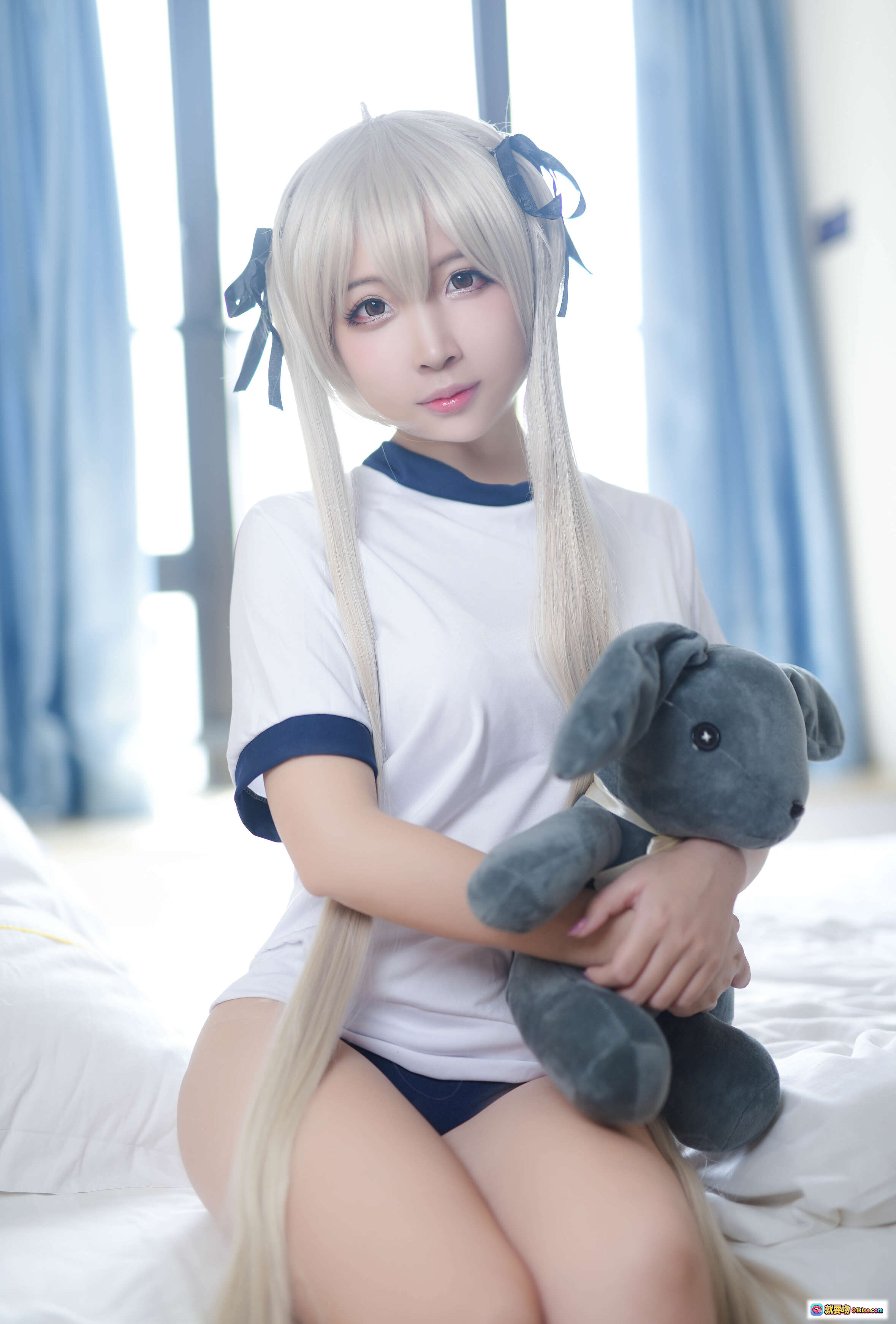 图片[4] - 二佐Nisa NO.053 穹妹运动服Cosplay 白蓝短袖长发双马尾 跪床伸展姿势 清纯少女风 室内写真 29P高清图集 - 就要吻