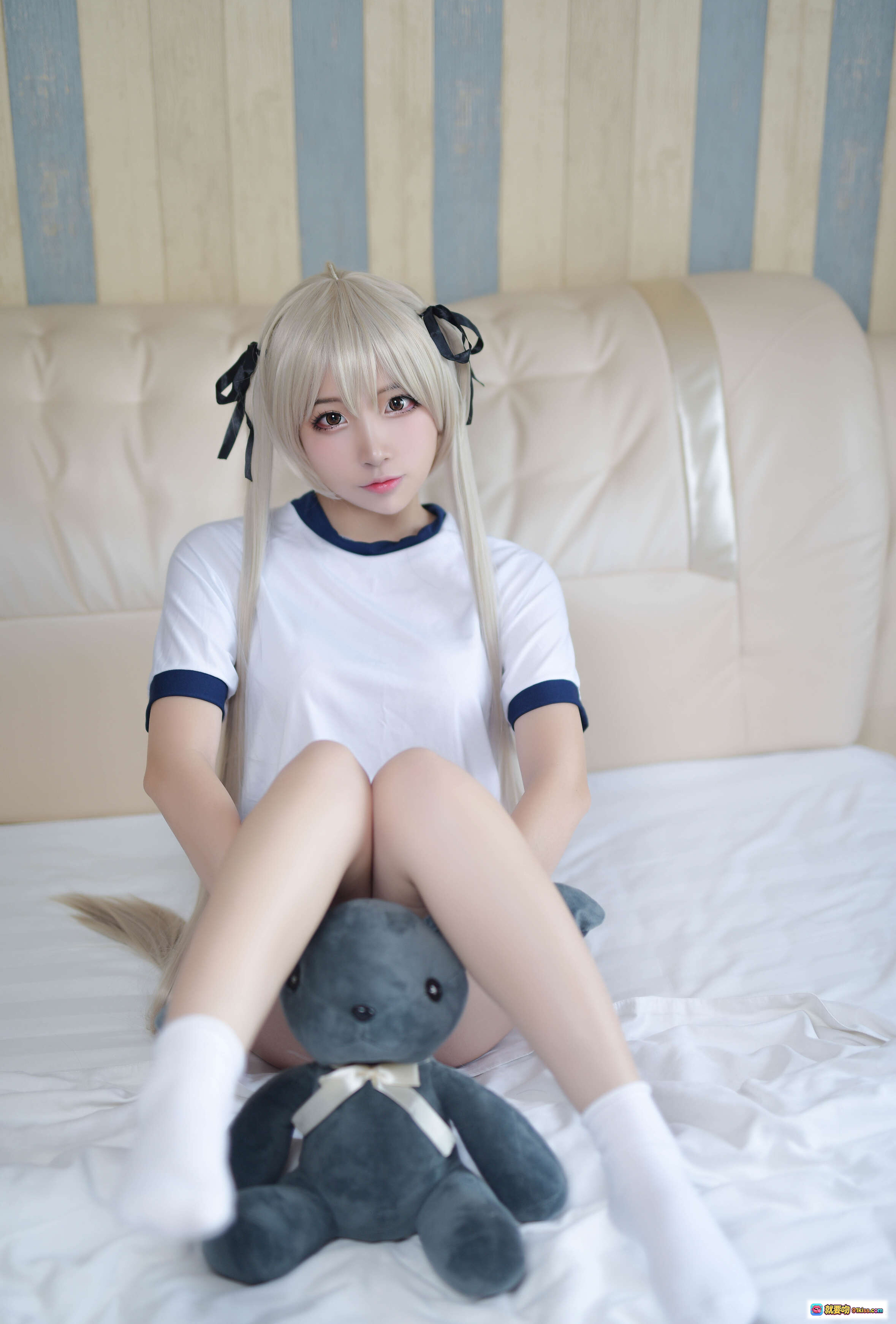 图片[5] - 二佐Nisa NO.053 穹妹运动服Cosplay 白蓝短袖长发双马尾 跪床伸展姿势 清纯少女风 室内写真 29P高清图集 - 就要吻