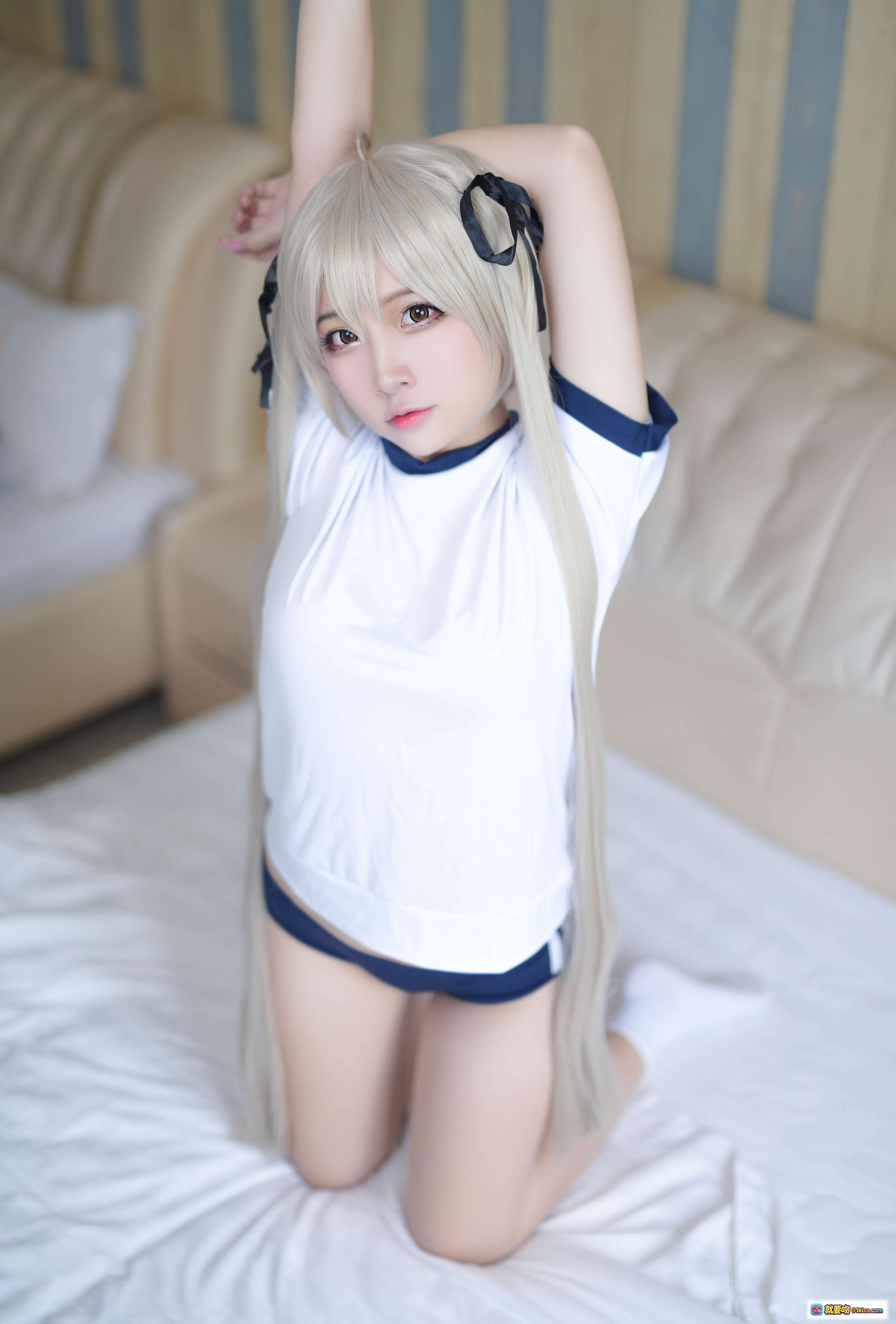 二佐Nisa NO.053 穹妹运动服Cosplay 白蓝短袖长发双马尾 跪床伸展姿势 清纯少女风 室内写真 29P高清图集 - 就要吻