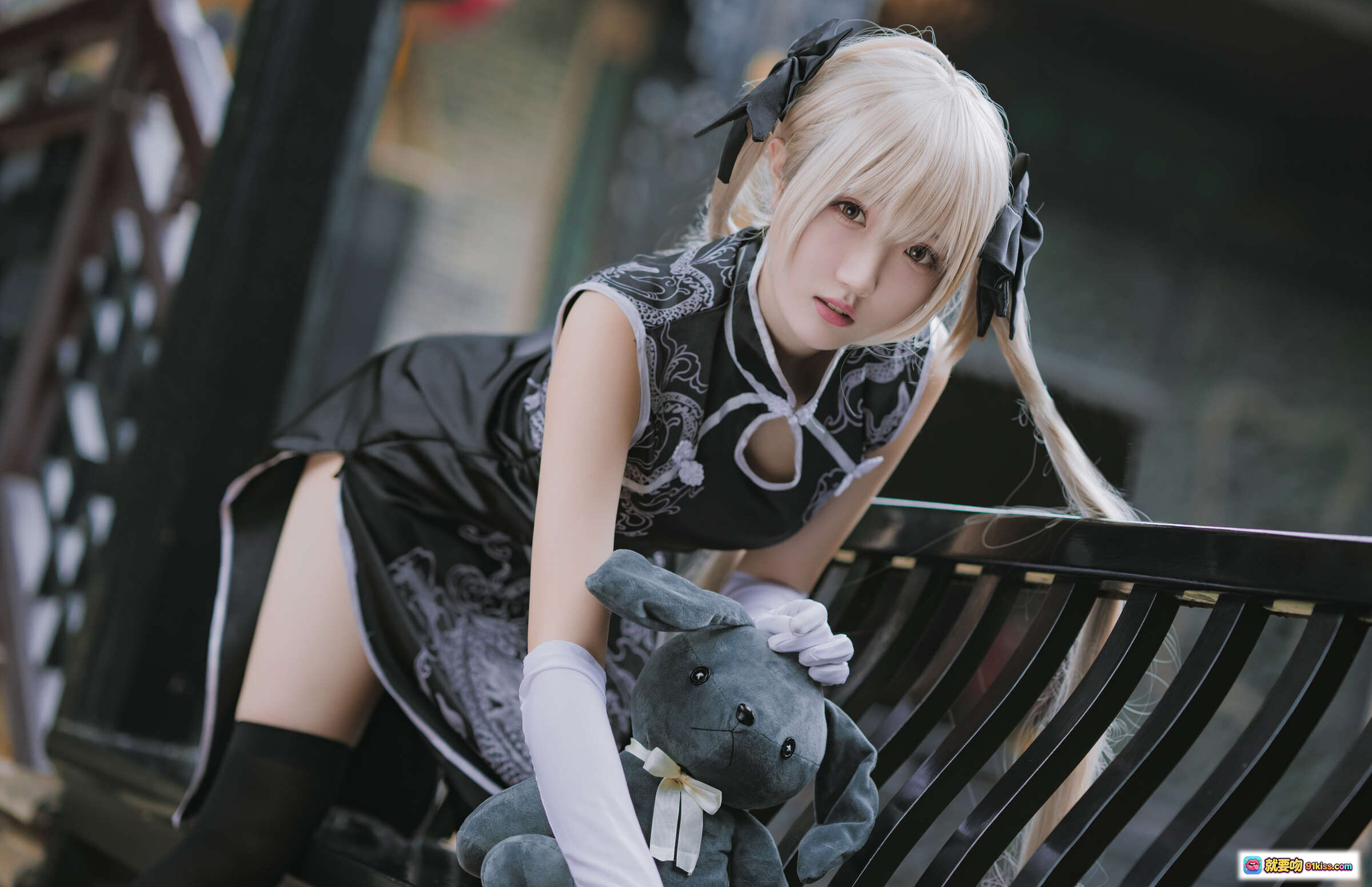 图片[4] - 瓜希酱NO.017穹妹黑旗袍cos写真 白发双马尾长手套黑丝高跟鞋古风楼梯场景少女萌系摄影集 - 就要吻