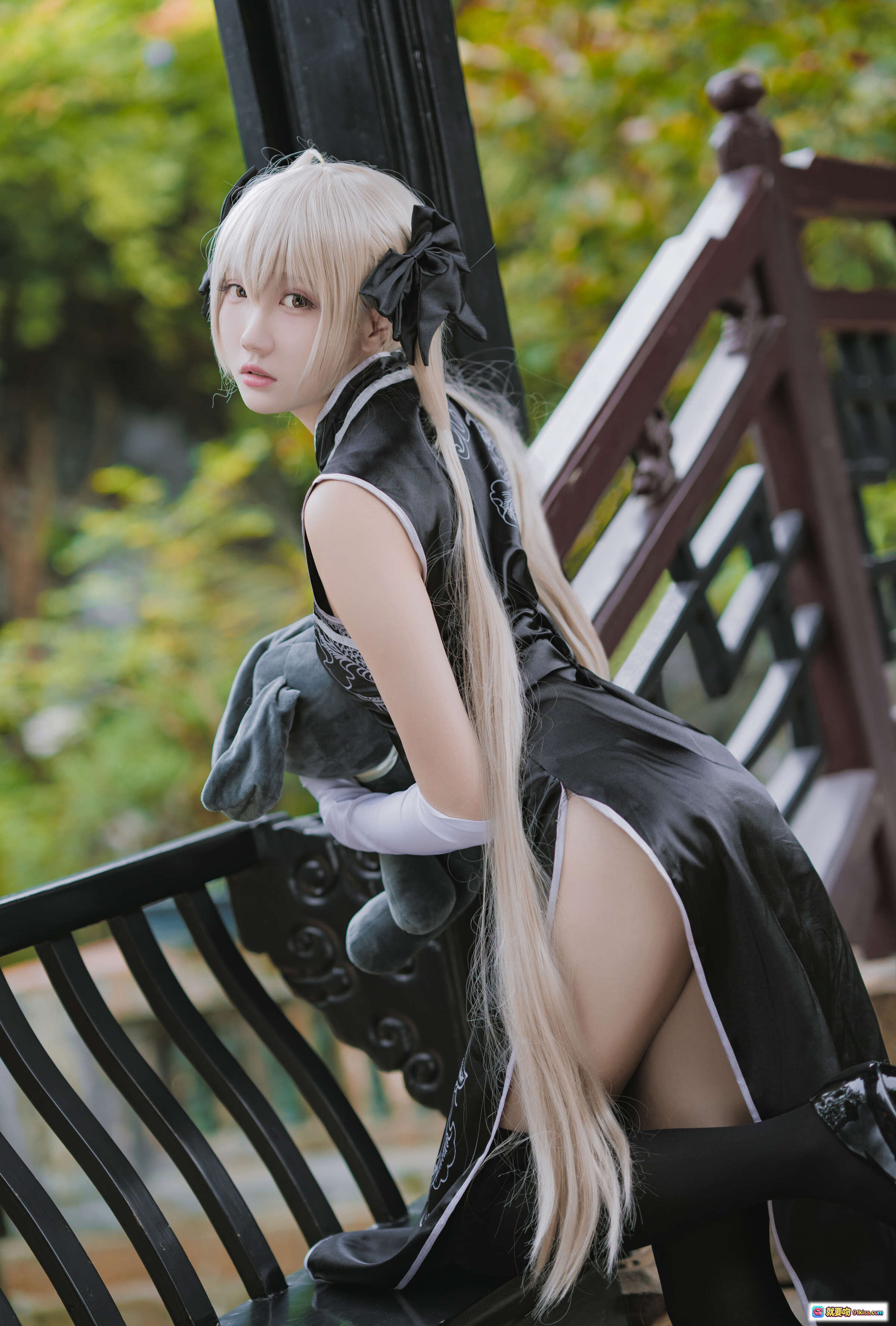 图片[2] - 瓜希酱NO.017穹妹黑旗袍cos写真 白发双马尾长手套黑丝高跟鞋古风楼梯场景少女萌系摄影集 - 就要吻
