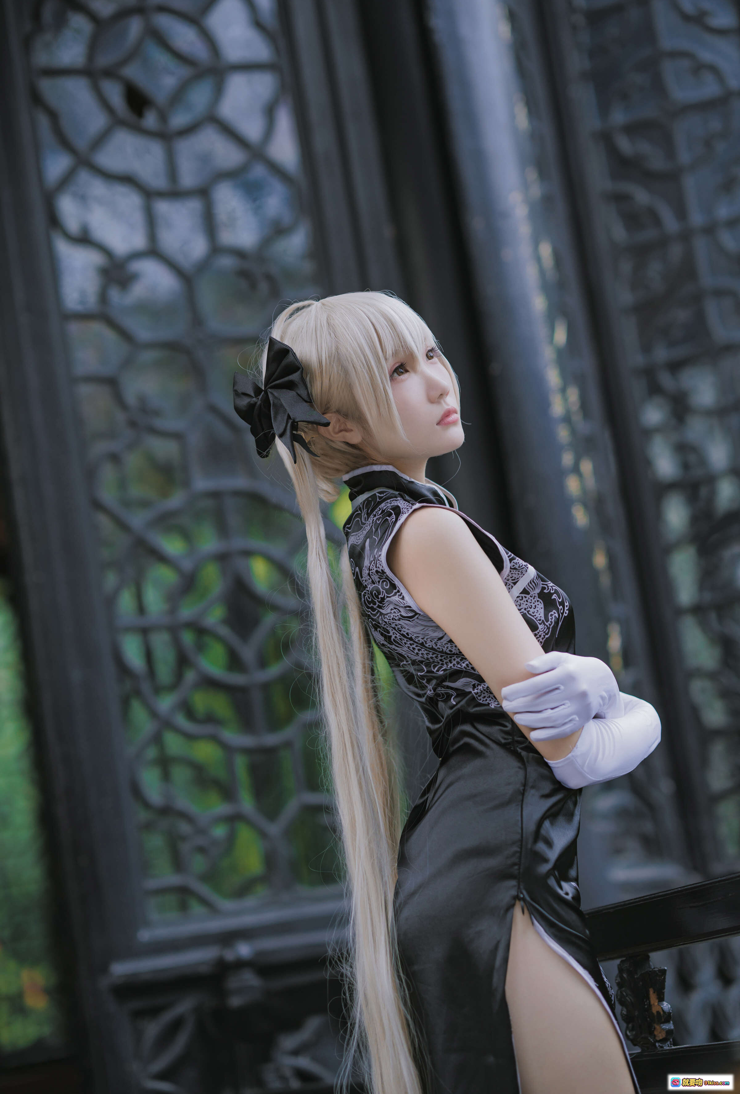图片[9] - 瓜希酱NO.017穹妹黑旗袍cos写真 白发双马尾长手套黑丝高跟鞋古风楼梯场景少女萌系摄影集 - 就要吻