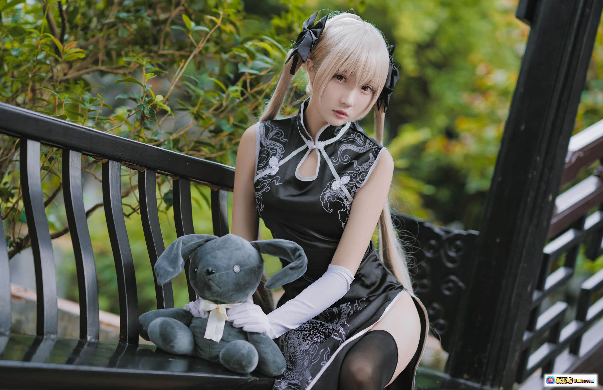 图片[6] - 瓜希酱NO.017穹妹黑旗袍cos写真 白发双马尾长手套黑丝高跟鞋古风楼梯场景少女萌系摄影集 - 就要吻