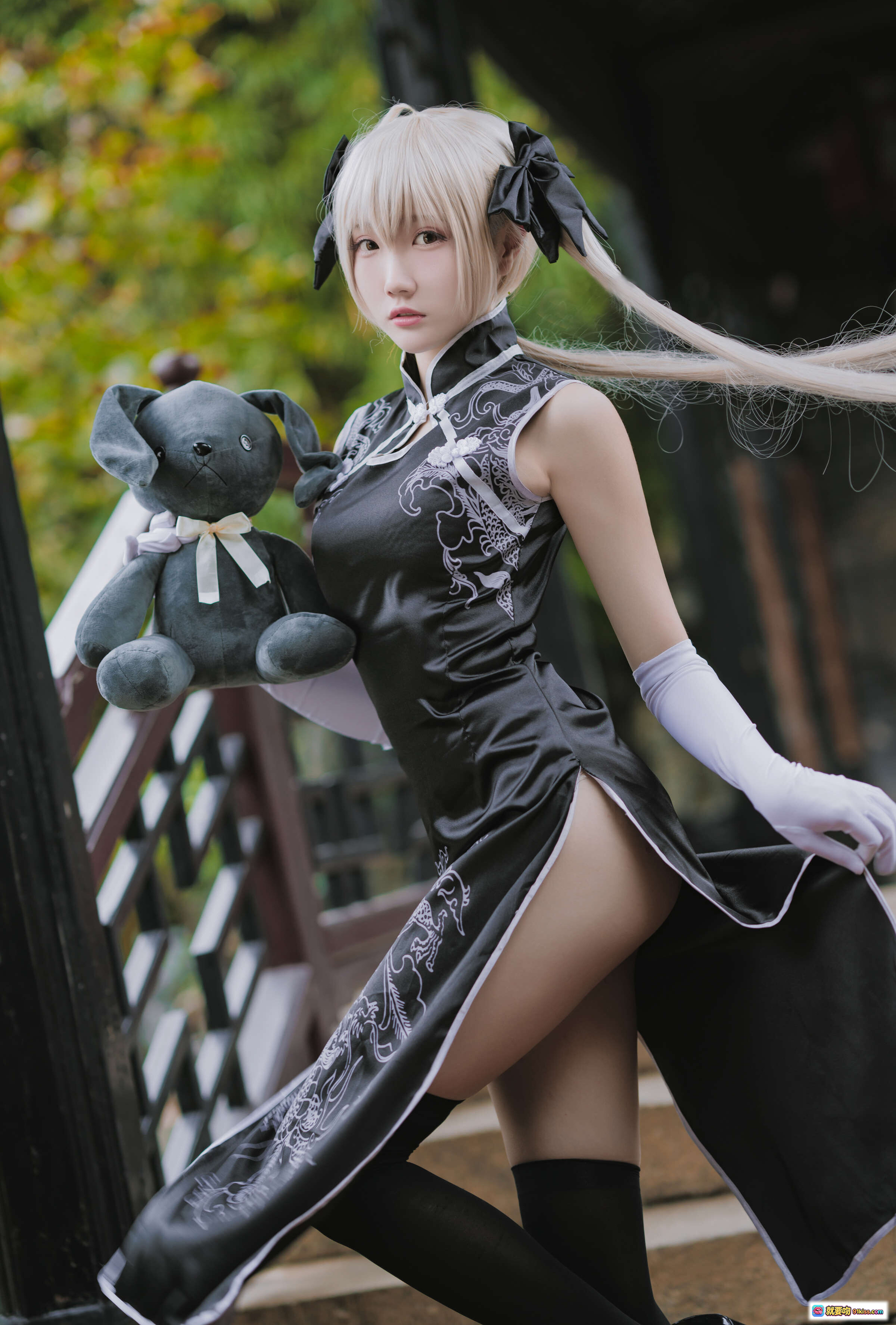图片[5] - 瓜希酱NO.017穹妹黑旗袍cos写真 白发双马尾长手套黑丝高跟鞋古风楼梯场景少女萌系摄影集 - 就要吻