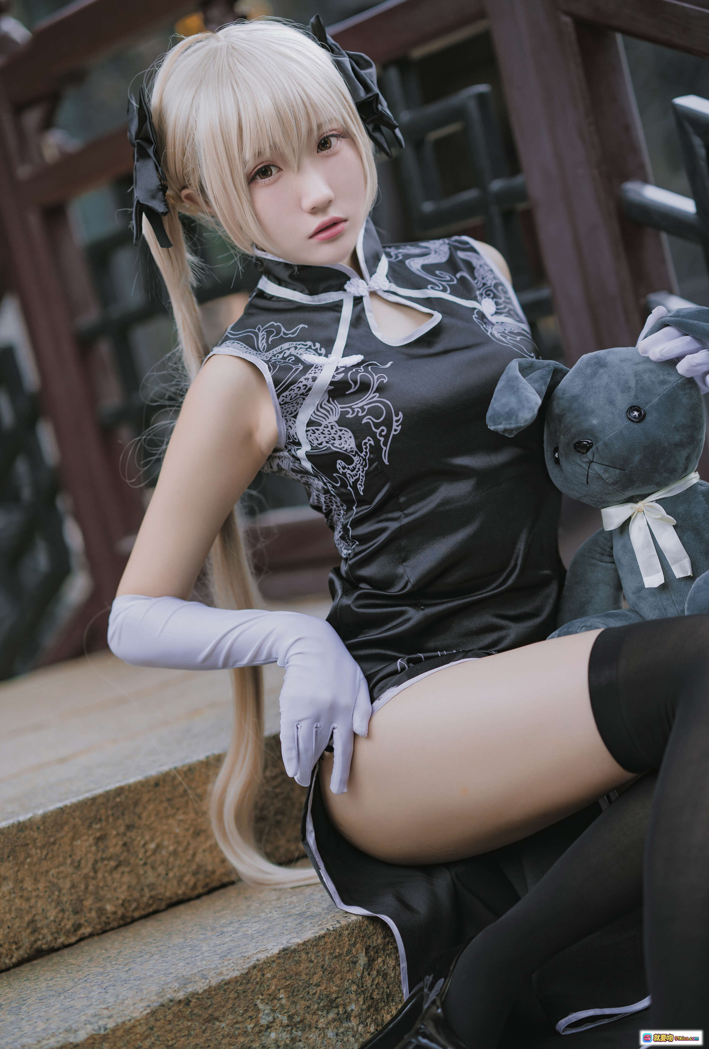 图片[10] - 瓜希酱NO.017穹妹黑旗袍cos写真 白发双马尾长手套黑丝高跟鞋古风楼梯场景少女萌系摄影集 - 就要吻