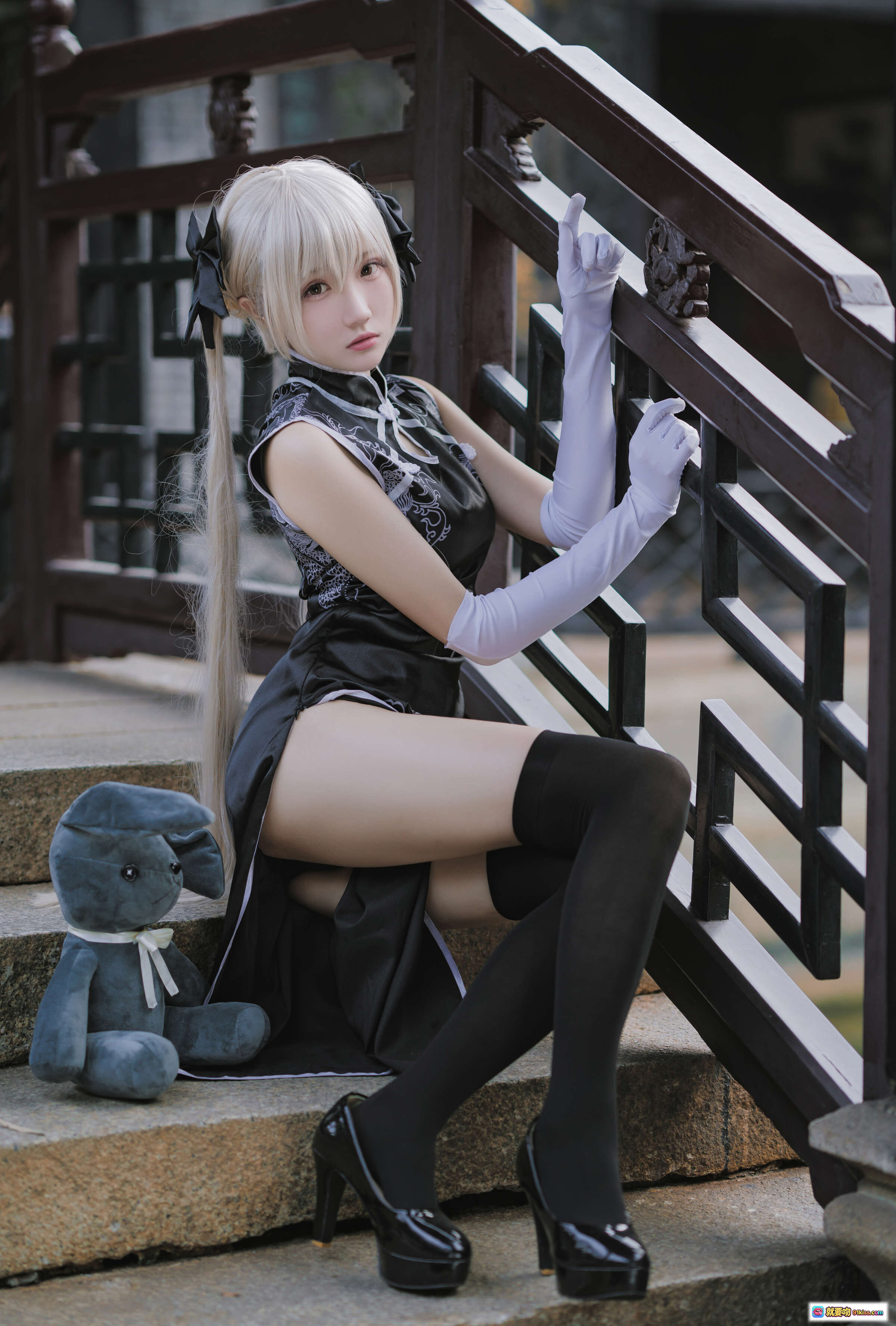 图片[1] - 瓜希酱NO.017穹妹黑旗袍cos写真 白发双马尾长手套黑丝高跟鞋古风楼梯场景少女萌系摄影集 - 就要吻