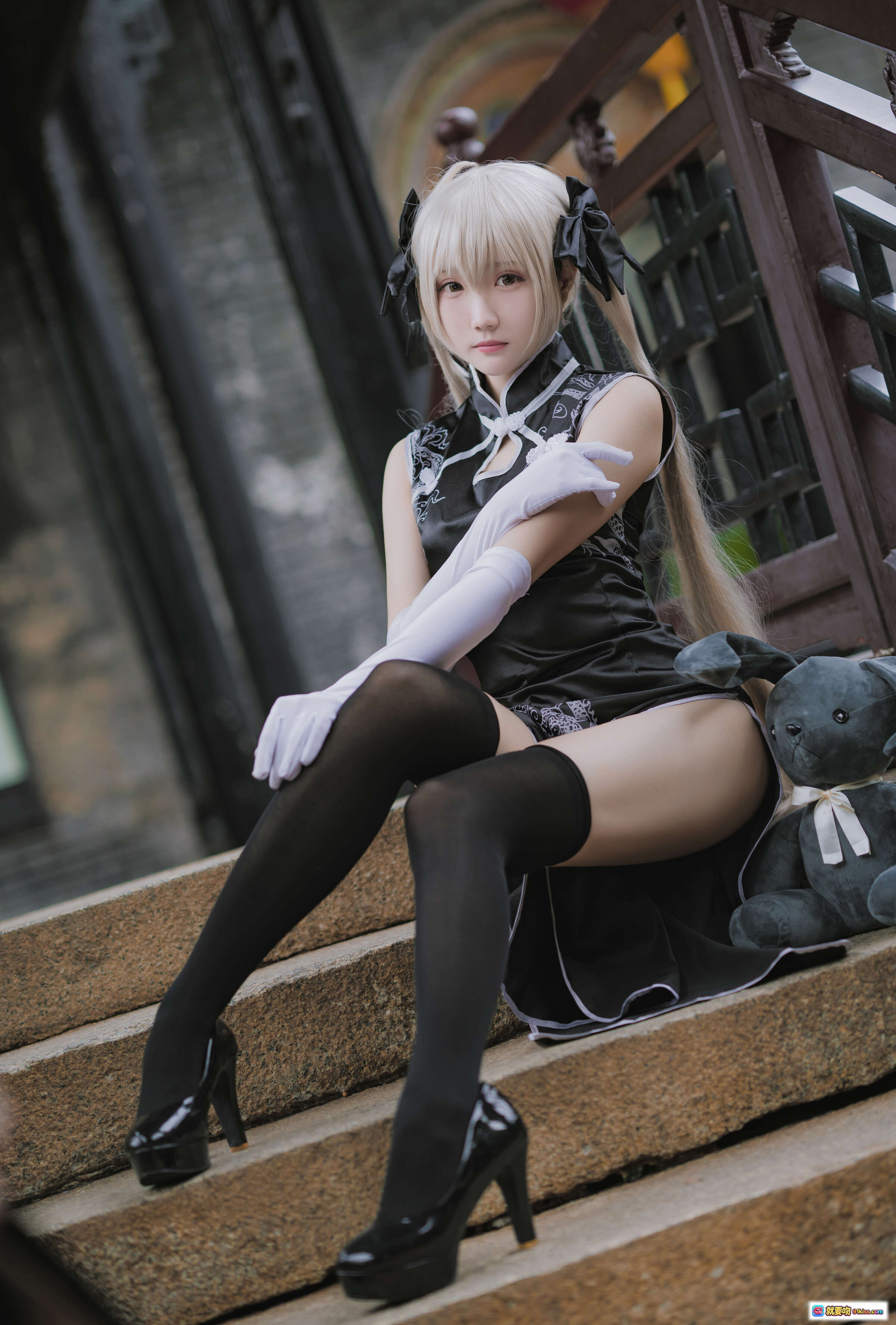 图片[7] - 瓜希酱NO.017穹妹黑旗袍cos写真 白发双马尾长手套黑丝高跟鞋古风楼梯场景少女萌系摄影集 - 就要吻