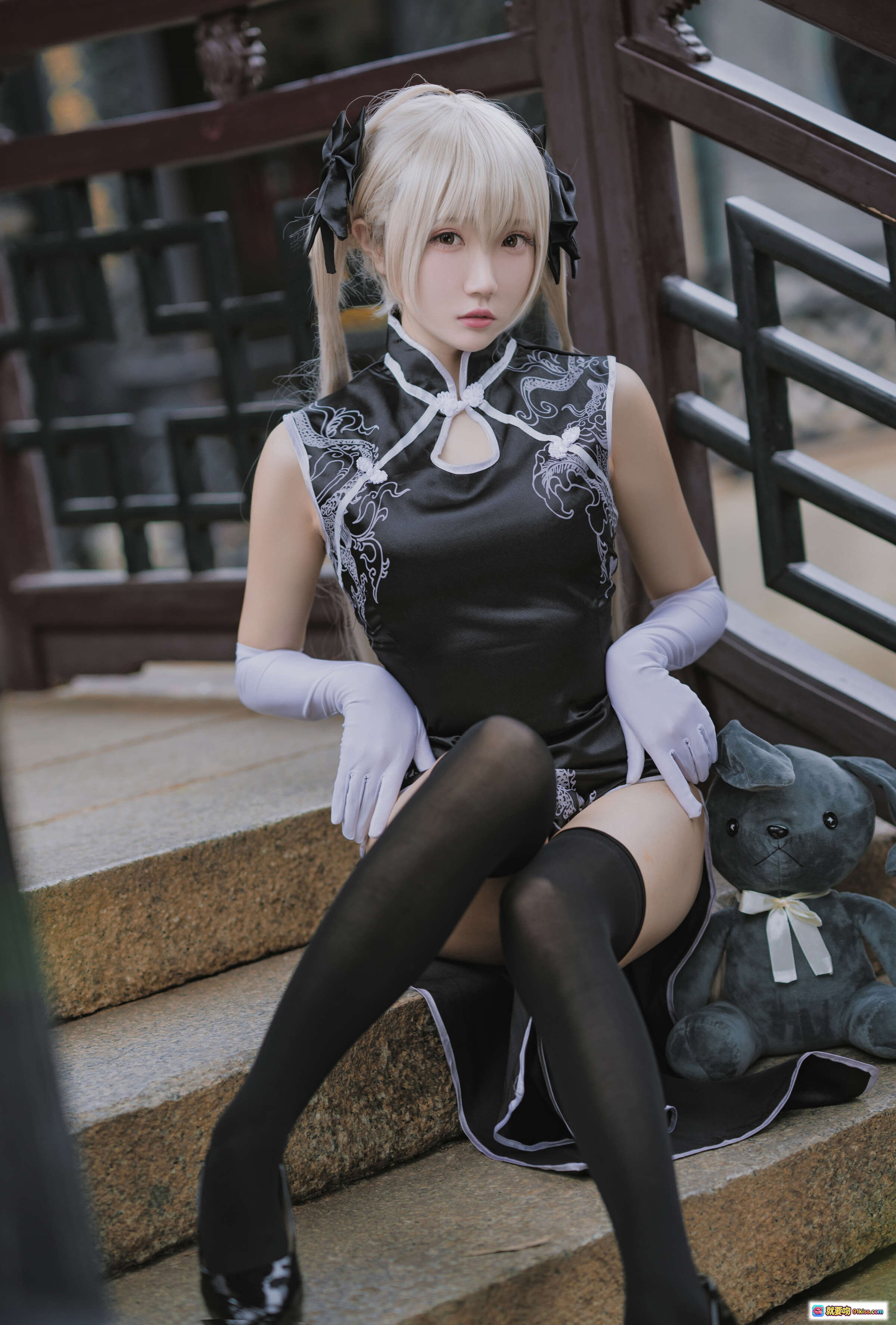 图片[3] - 瓜希酱NO.017穹妹黑旗袍cos写真 白发双马尾长手套黑丝高跟鞋古风楼梯场景少女萌系摄影集 - 就要吻