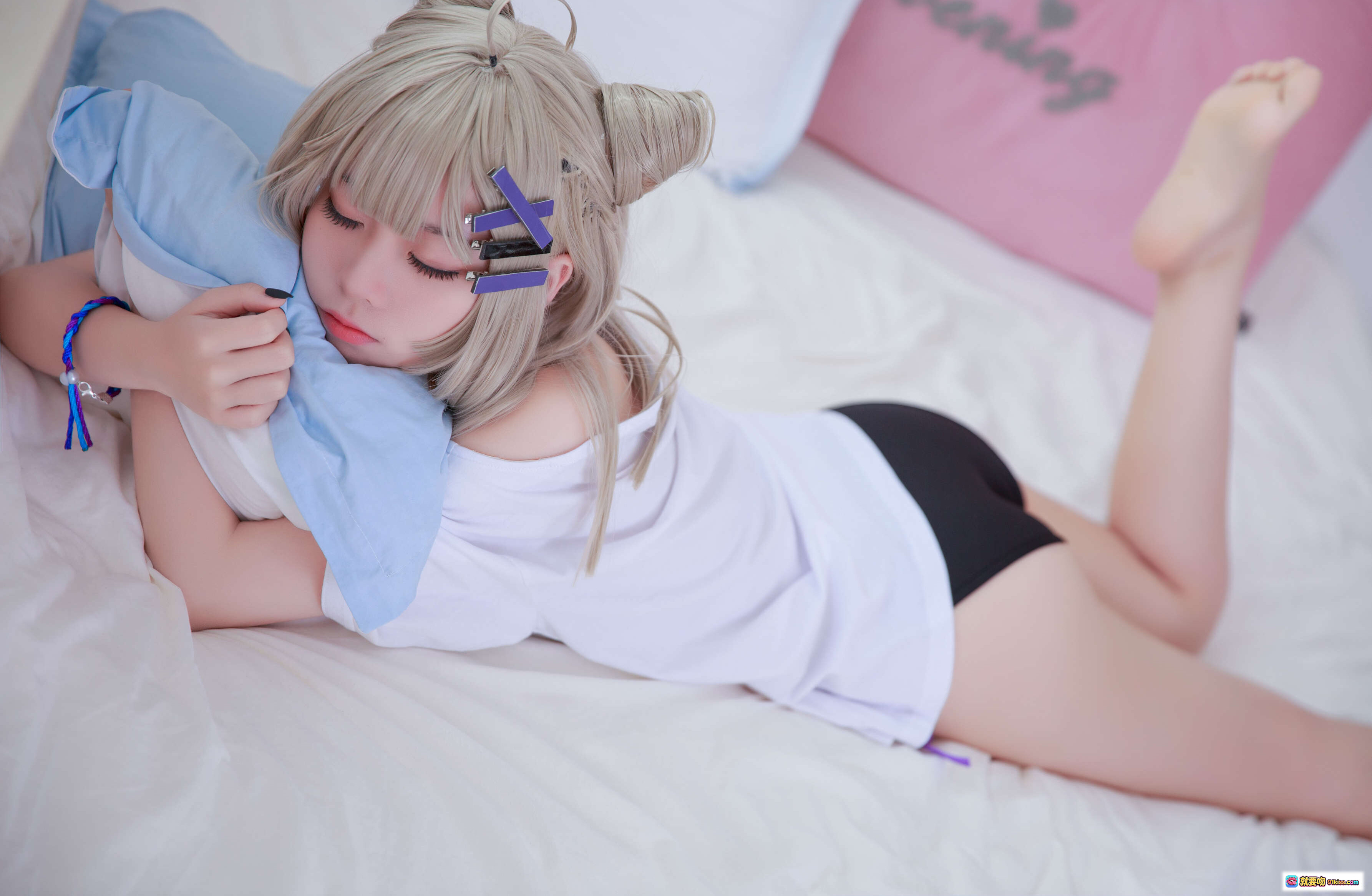 G44不会受伤 NO.006 少女前线AA-12 Cosplay写真 金发猫耳少女 白T黑短裤 床上抱枕姿势 20P高清图集 - 就要吻