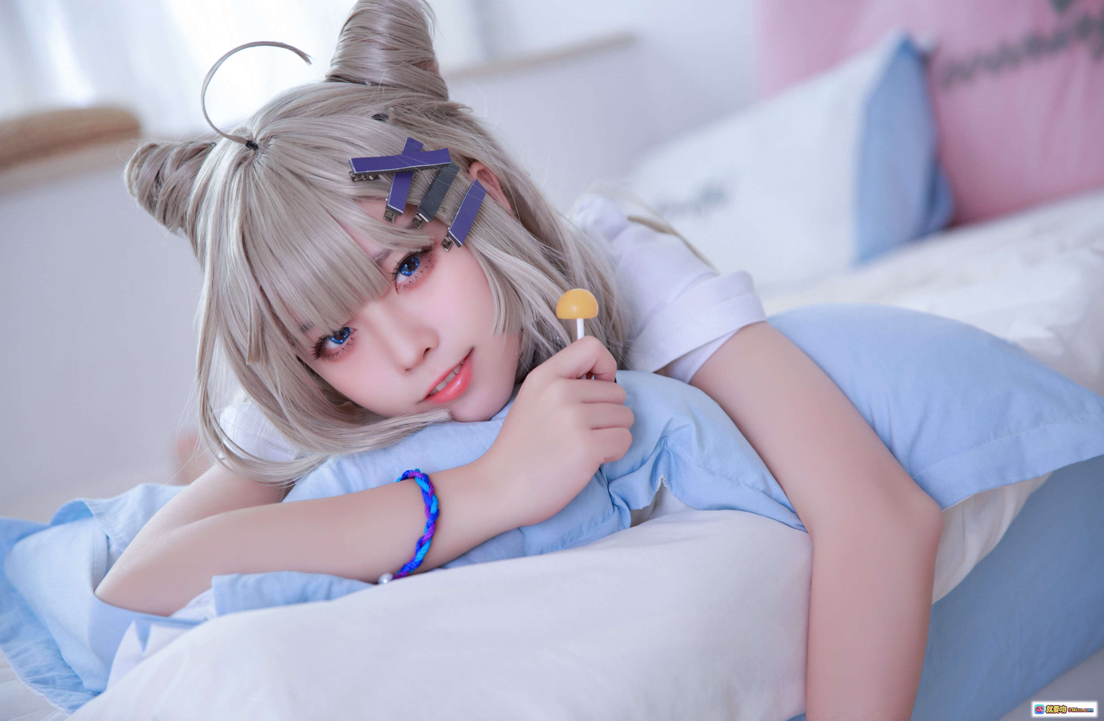 图片[4] - G44不会受伤 NO.006 少女前线AA-12 Cosplay写真 金发猫耳少女 白T黑短裤 床上抱枕姿势 20P高清图集 - 就要吻