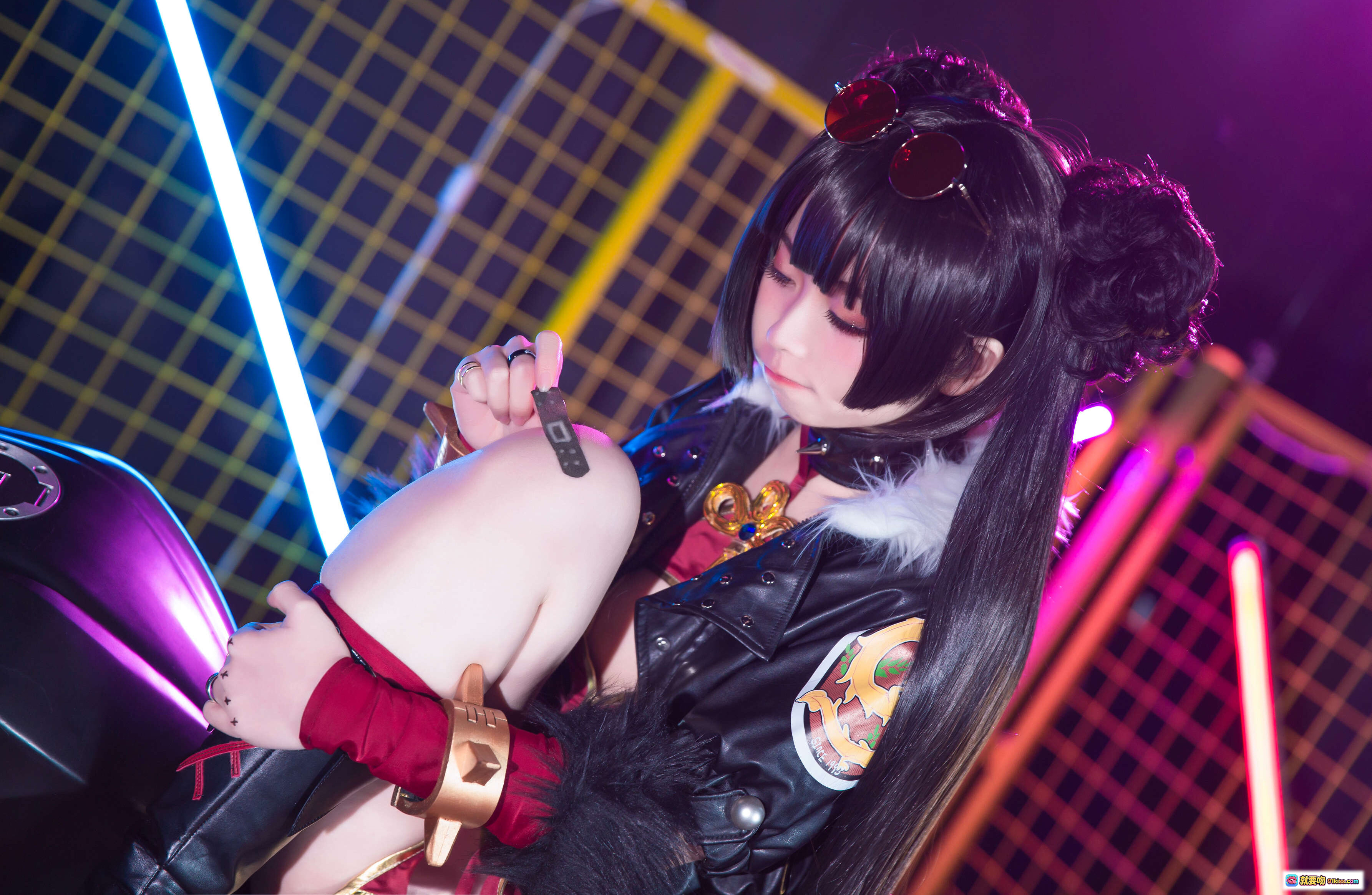 图片[2] - G44不会受伤 NO.009 春鹏饺子外卖小妹 Cosplay 美女 24P 288MB 霓虹灯网格背景 动漫角色扮演 萌系制服 时尚写真 - 就要吻