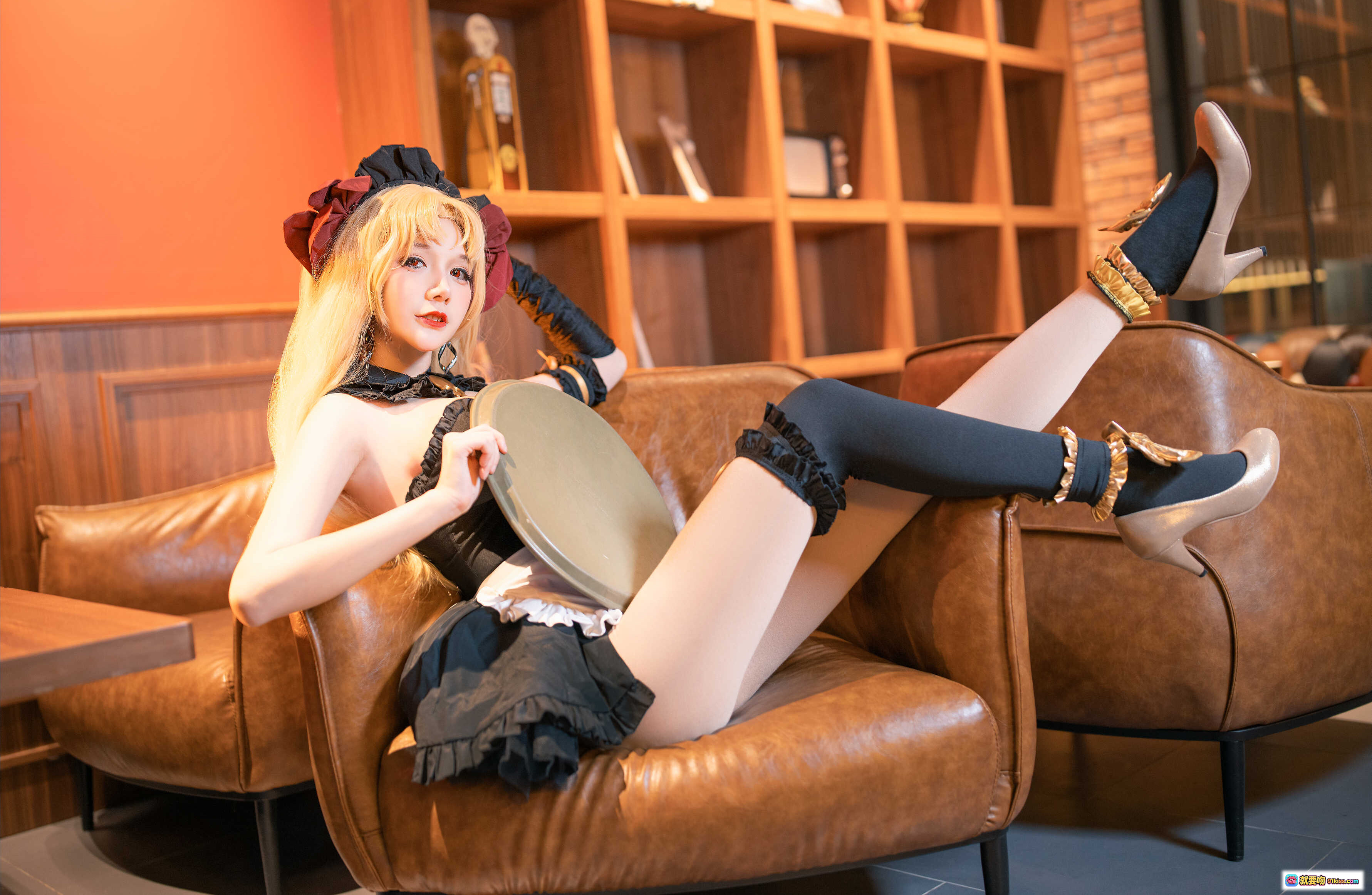 图片[3] - 仙九Airi NO.006 艾蕾女仆装写真｜金发黑裙白围裙美腿cosplay｜室内咖啡厅氛围感拍摄｜21P高清图集 - 就要吻