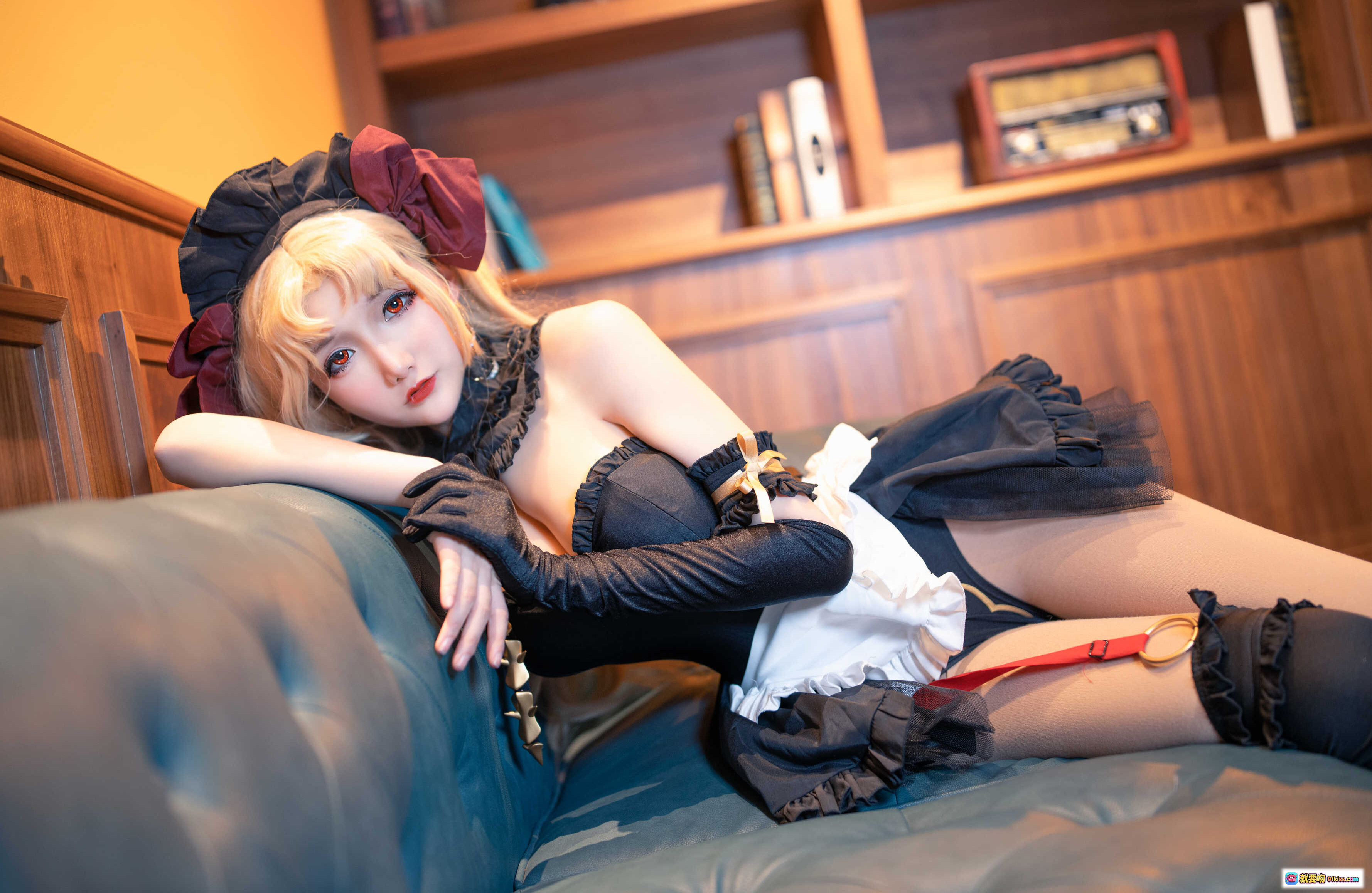 图片[2] - 仙九Airi NO.006 艾蕾女仆装写真｜金发黑裙白围裙美腿cosplay｜室内咖啡厅氛围感拍摄｜21P高清图集 - 就要吻