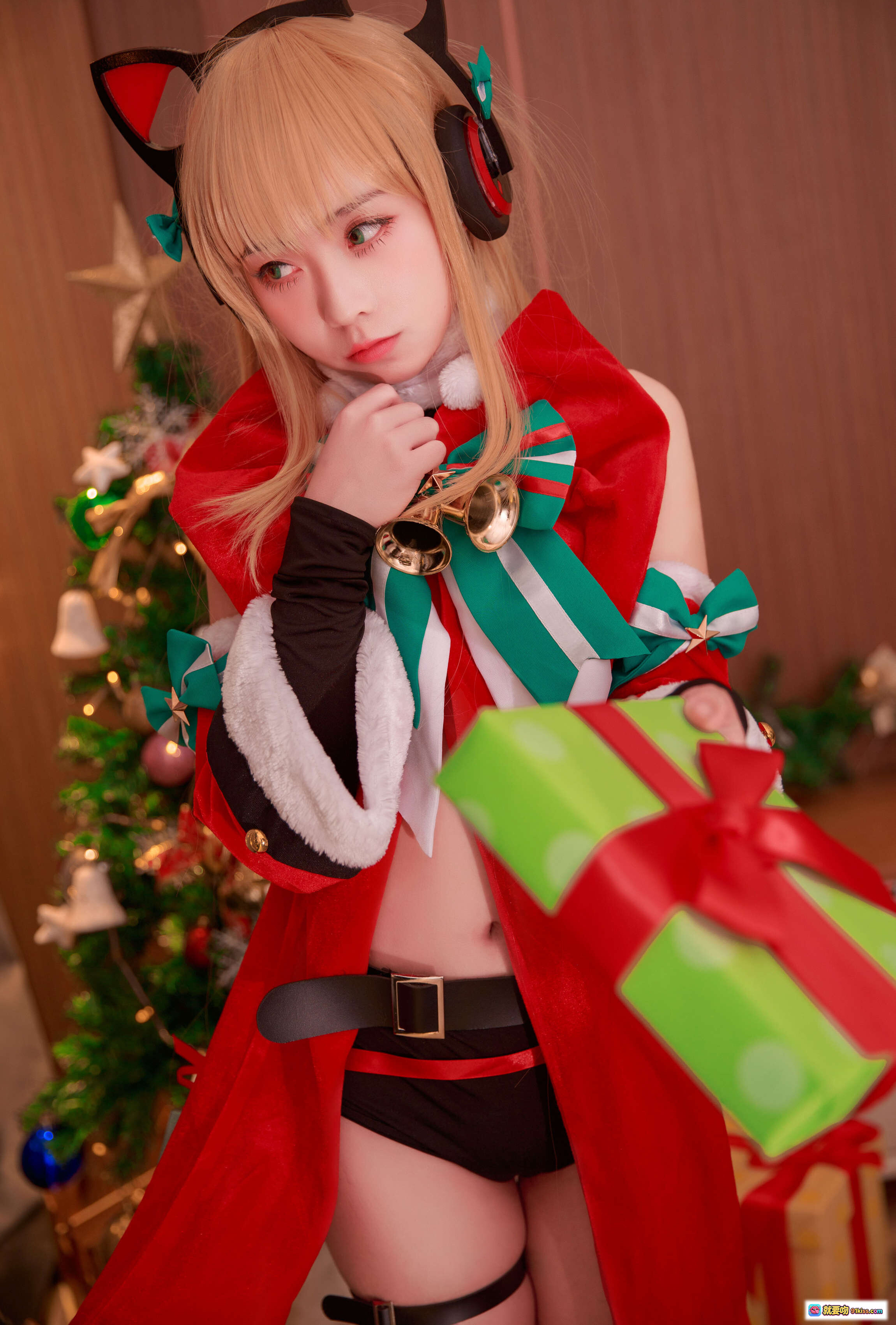 图片[9] - G44不会受伤 NO.007 TMP圣诞 Cosplay美图 | 猫耳圣诞装 | 节日氛围 | 圣诞树背景 | 礼物盒装饰 | 14P高清写真 - 就要吻