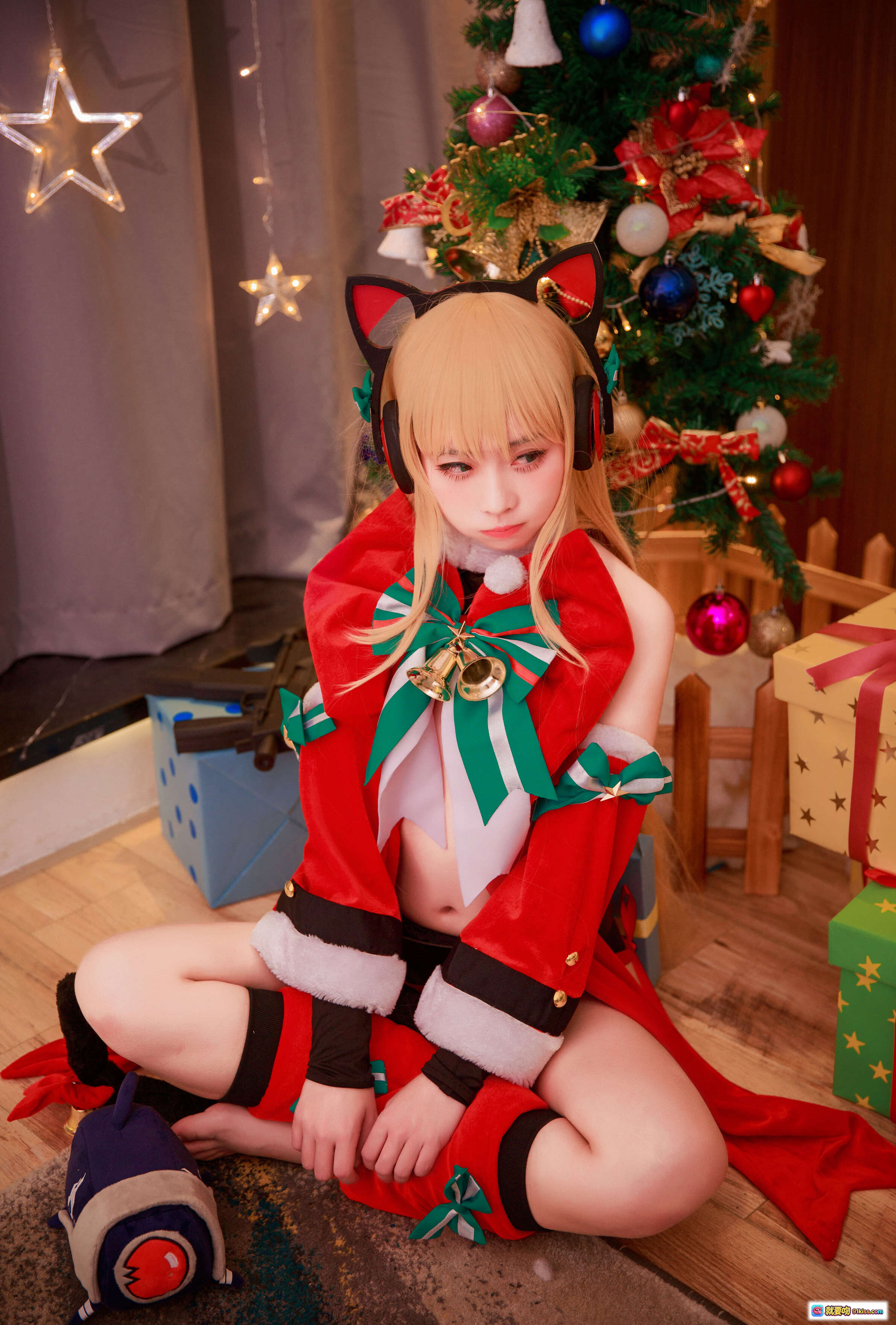 图片[1] - G44不会受伤 NO.007 TMP圣诞 Cosplay美图 | 猫耳圣诞装 | 节日氛围 | 圣诞树背景 | 礼物盒装饰 | 14P高清写真 - 就要吻