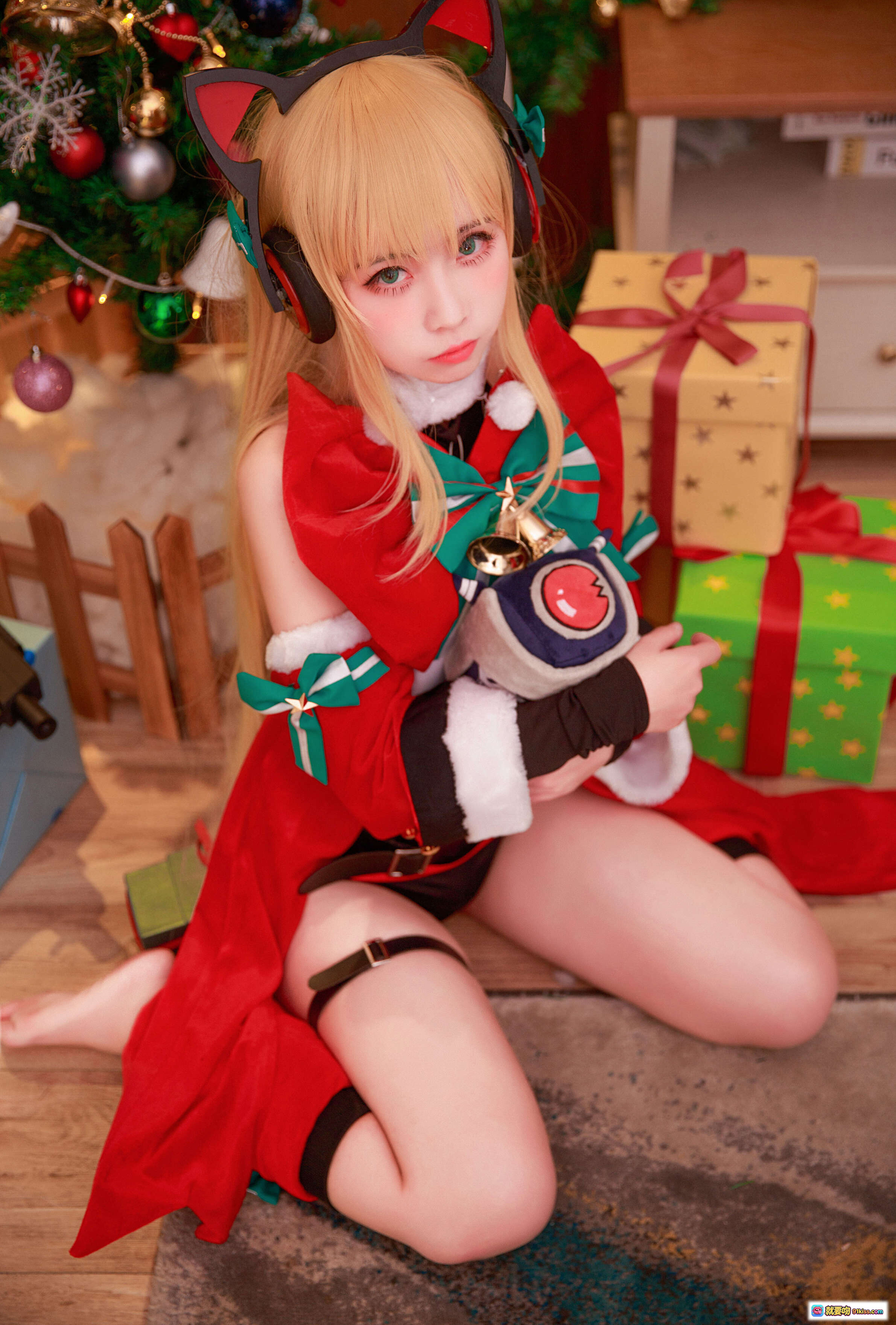 图片[8] - G44不会受伤 NO.007 TMP圣诞 Cosplay美图 | 猫耳圣诞装 | 节日氛围 | 圣诞树背景 | 礼物盒装饰 | 14P高清写真 - 就要吻