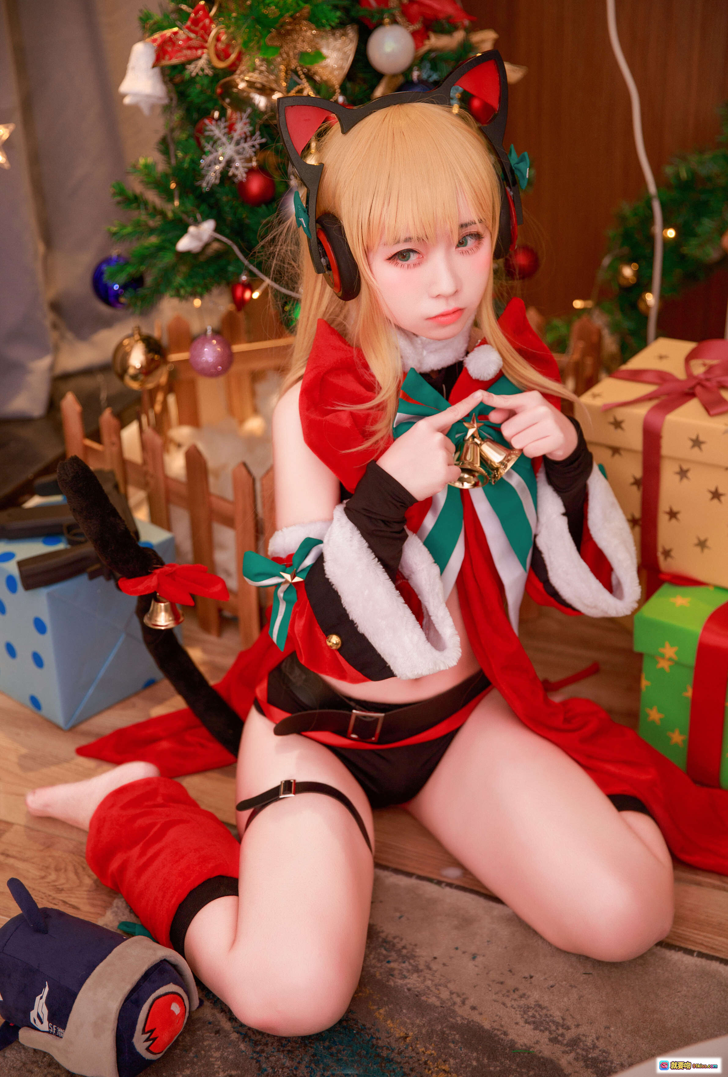 图片[3] - G44不会受伤 NO.007 TMP圣诞 Cosplay美图 | 猫耳圣诞装 | 节日氛围 | 圣诞树背景 | 礼物盒装饰 | 14P高清写真 - 就要吻