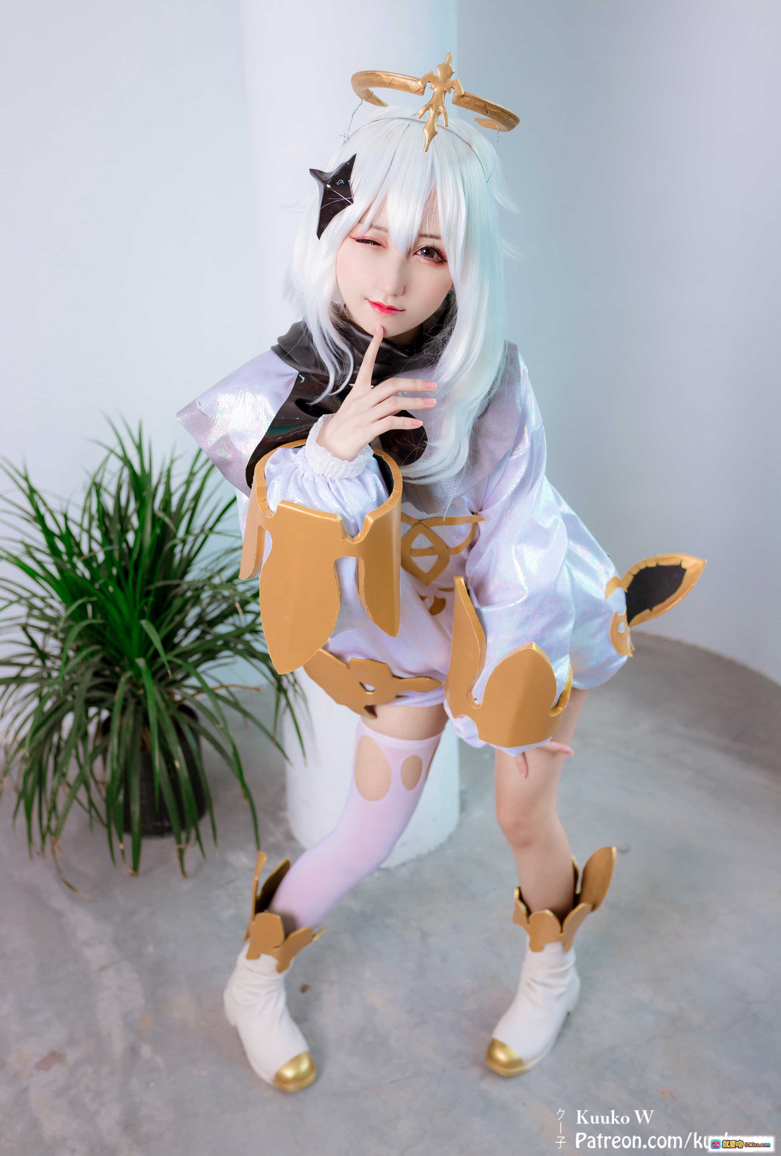 图片[2] - 越南妹KuukoW Cosplay原神派蒙NO.029 白发白菜装饰 闪亮白裙金色护甲 紫丝袜造型完整还原 - 就要吻