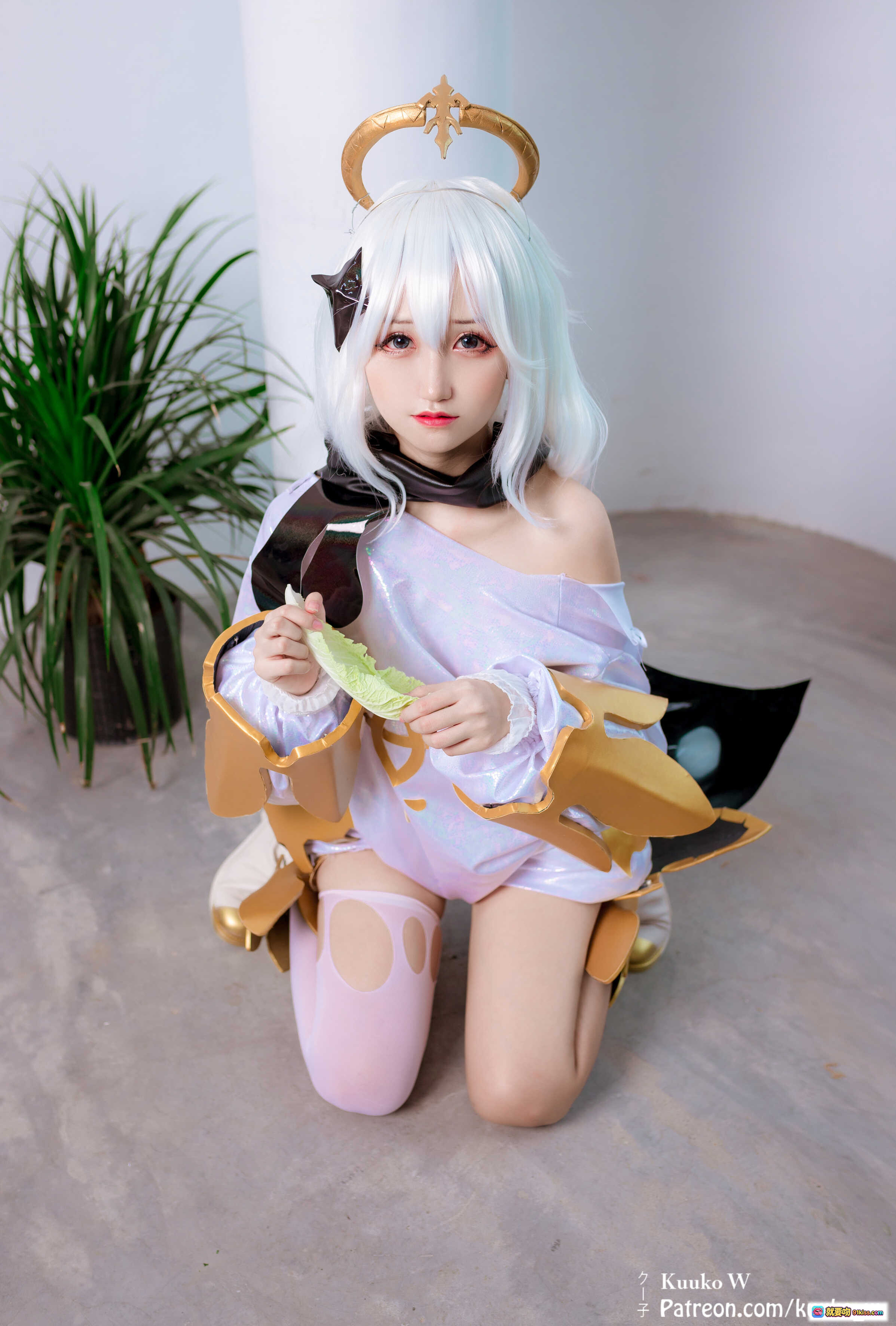图片[10] - 越南妹KuukoW Cosplay原神派蒙NO.029 白发白菜装饰 闪亮白裙金色护甲 紫丝袜造型完整还原 - 就要吻