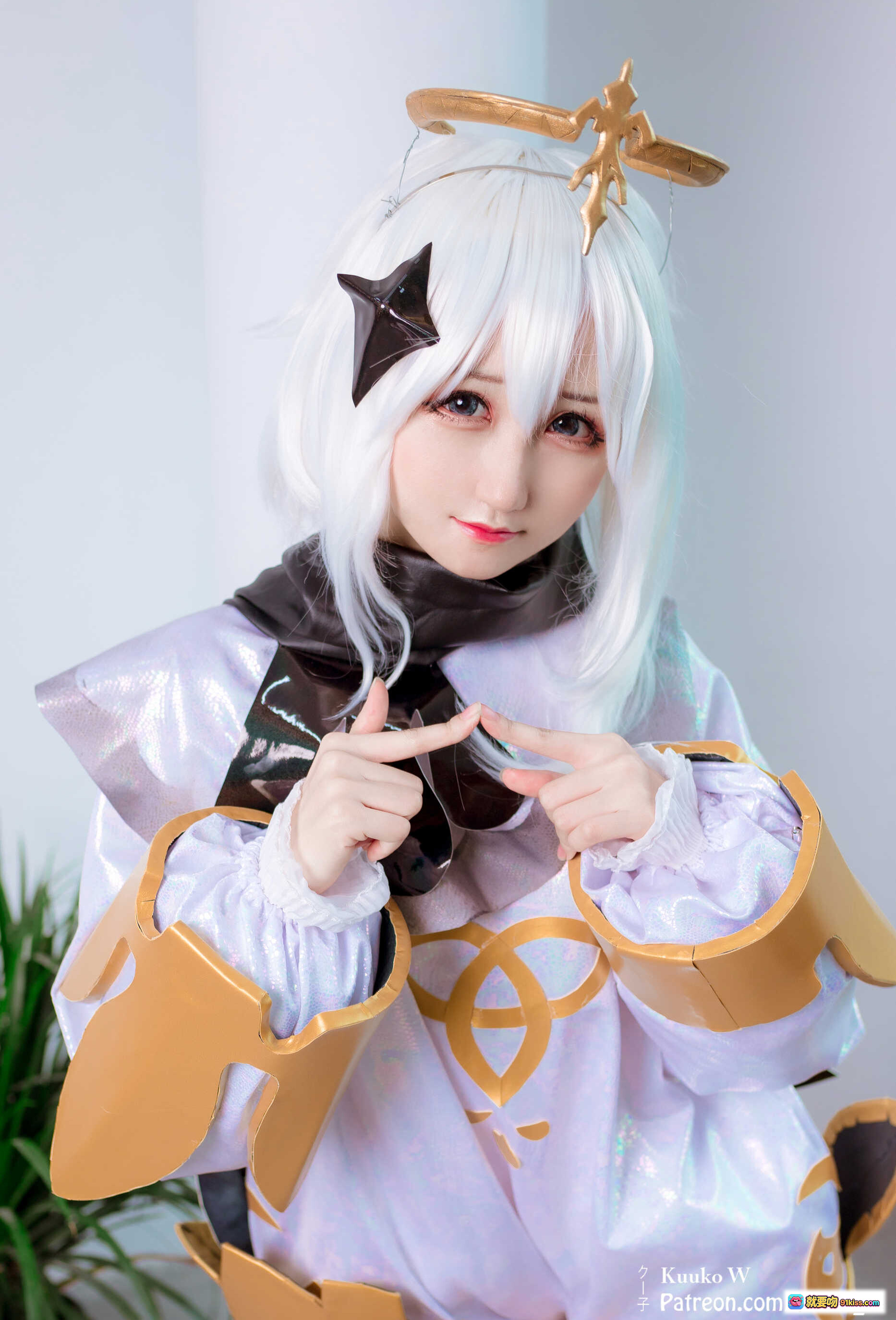 图片[8] - 越南妹KuukoW Cosplay原神派蒙NO.029 白发白菜装饰 闪亮白裙金色护甲 紫丝袜造型完整还原 - 就要吻