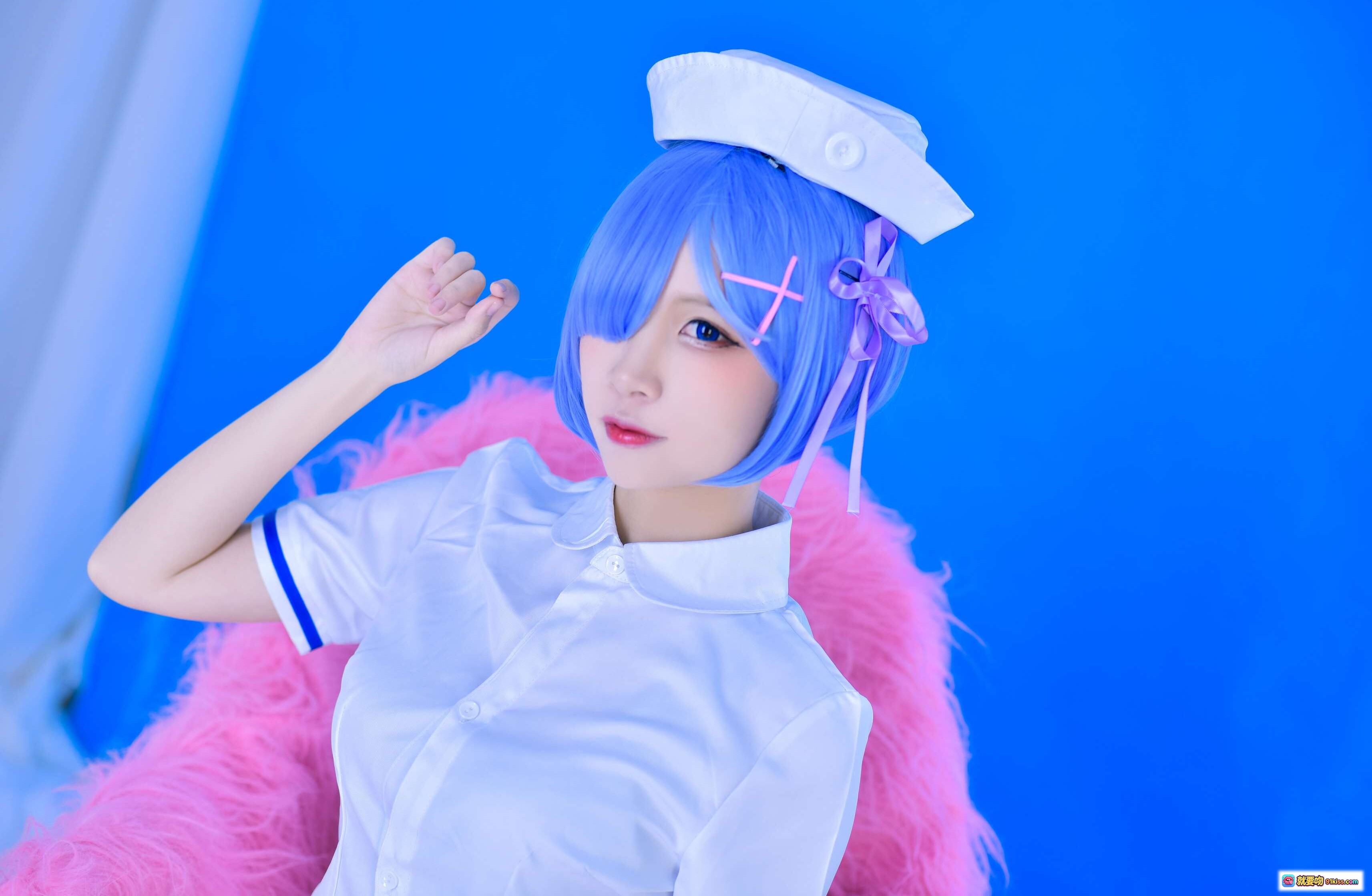 二佐Nisa NO.037 蕾姆护士Cosplay写真 31P高清图集 蓝发少女粉毛披肩 白色护士服造型 甜美可爱风格 精致妆容与发饰 摄影棚蓝背景出片 - 就要吻