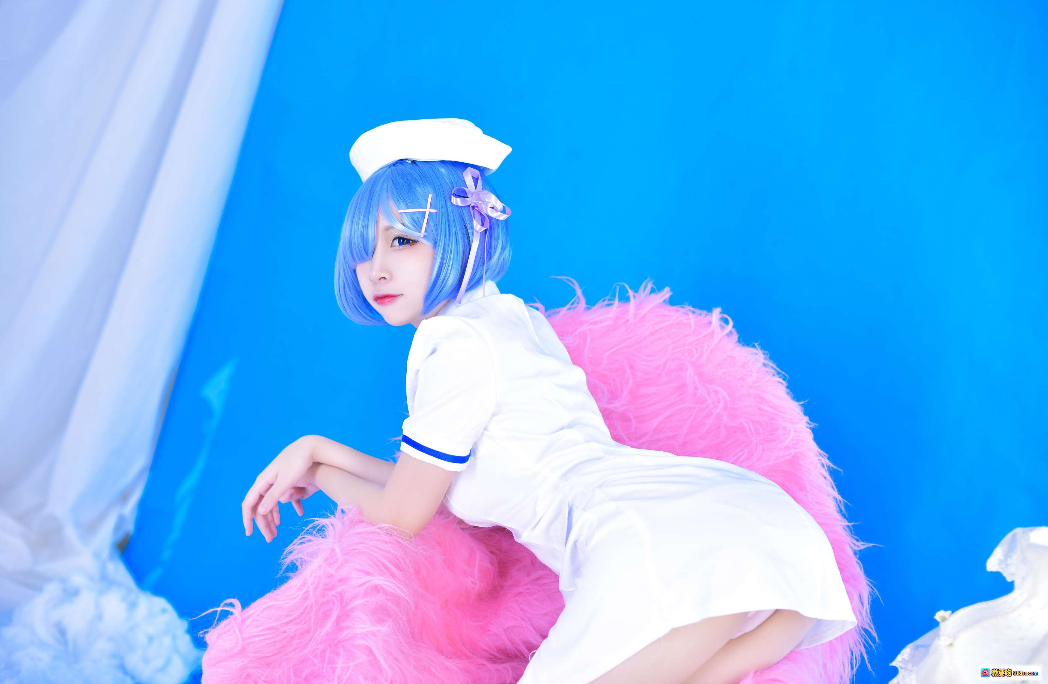 图片[9] - 二佐Nisa NO.037 蕾姆护士Cosplay写真 31P高清图集 蓝发少女粉毛披肩 白色护士服造型 甜美可爱风格 精致妆容与发饰 摄影棚蓝背景出片 - 就要吻